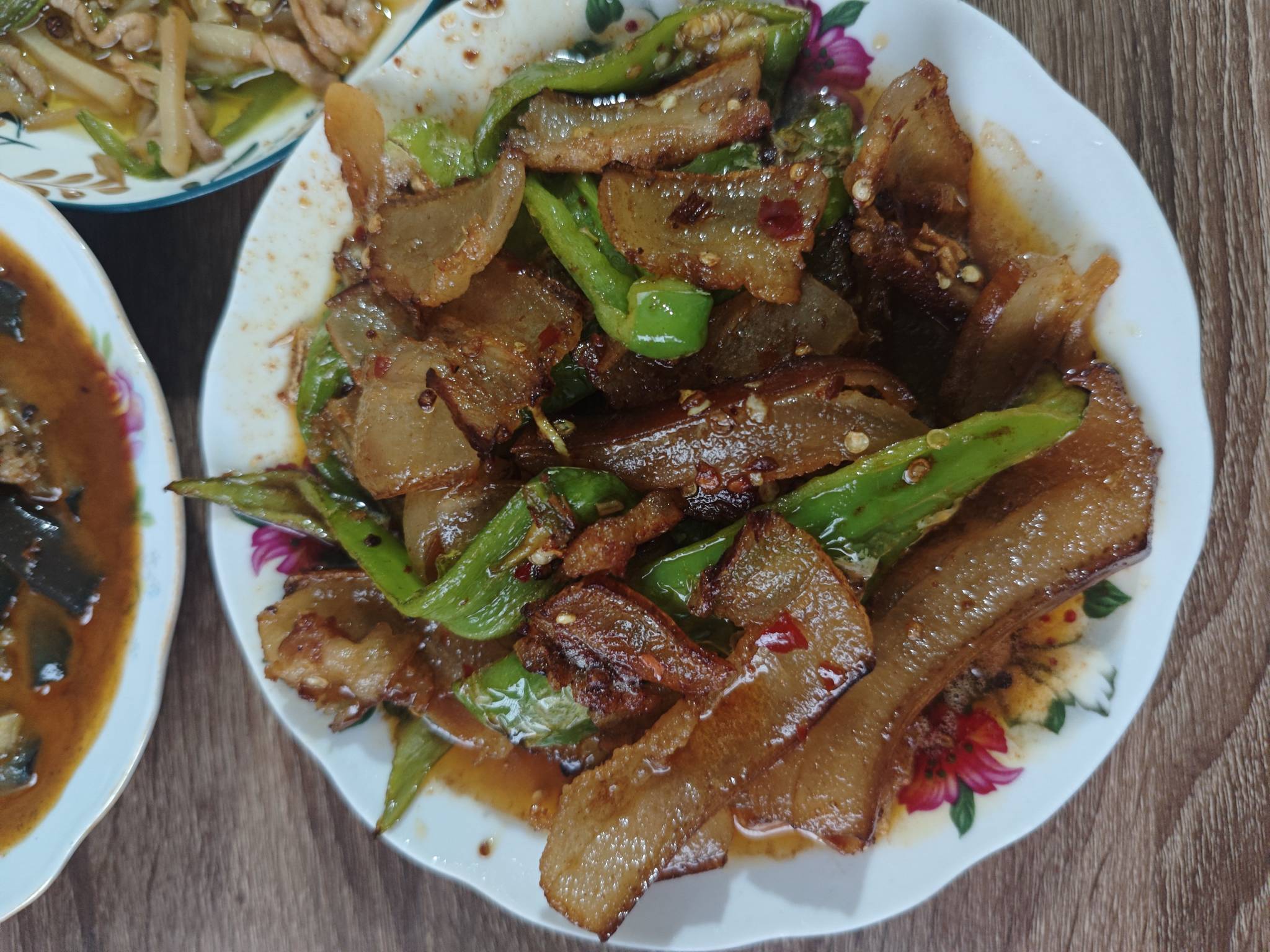 久了不下厨都生疏了，平常都是老婆下厨做饭等着吃，老哥们吃饭了


2 / 作者:曾经遗忘的角落 / 
