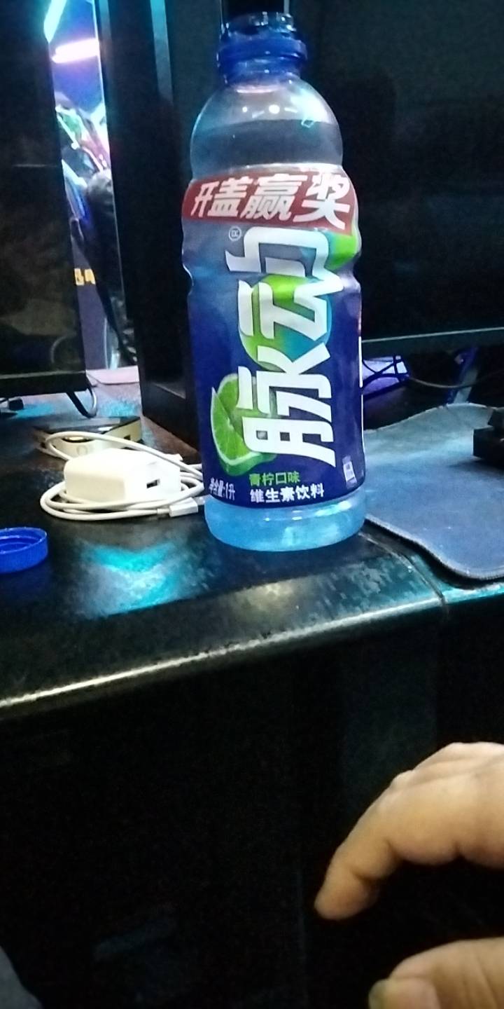 每次睡着，这老哥的脚丫子就到我头上了，好几次了让他洗洗都不去


11 / 作者:宁波躺平老哥 / 