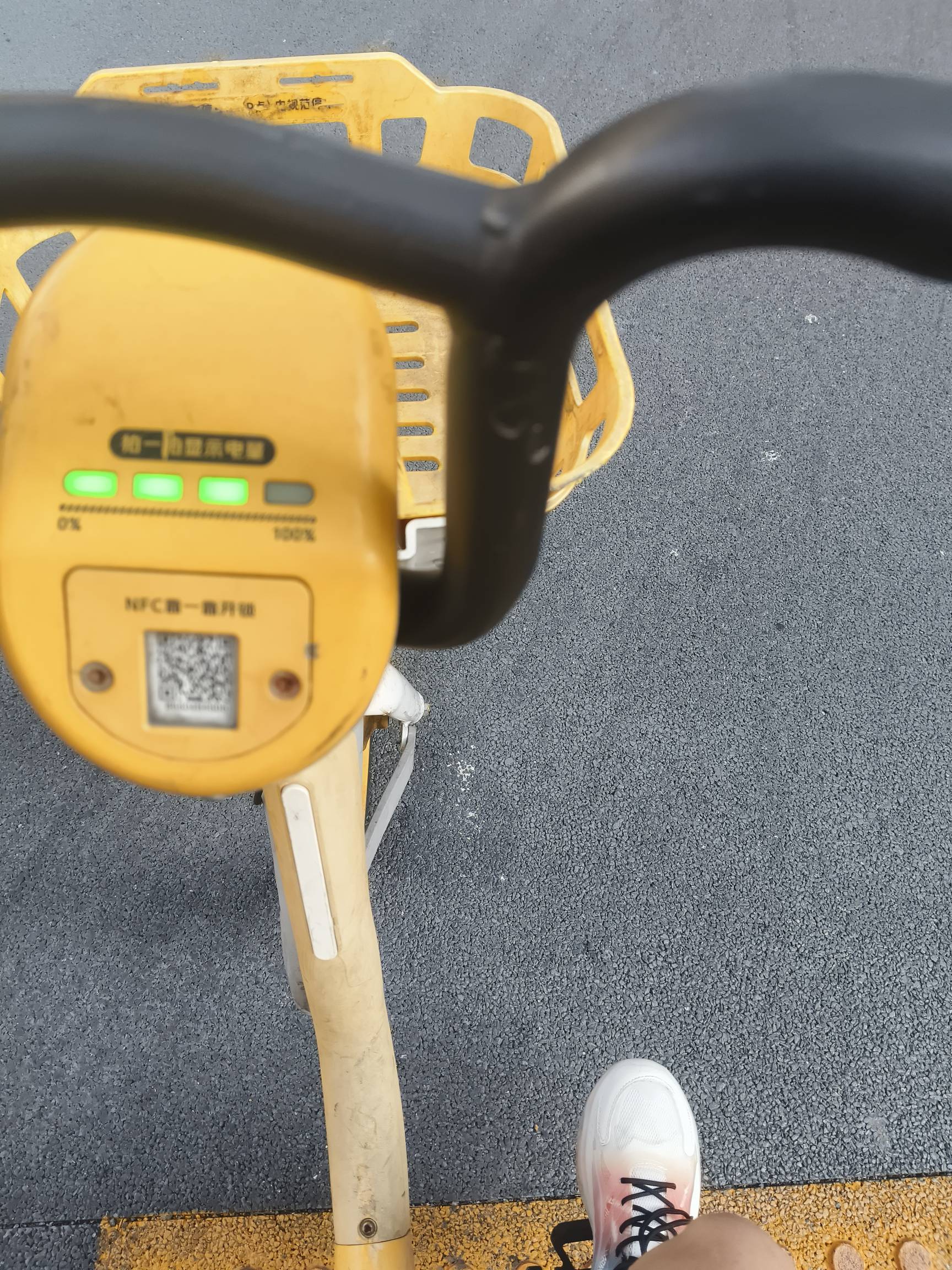 刚刚骑那个共享电动车，走了人行道了，然后前面有个老头，我叫他让一下他小子在那里bb13 / 作者:我呢我呢手机 / 
