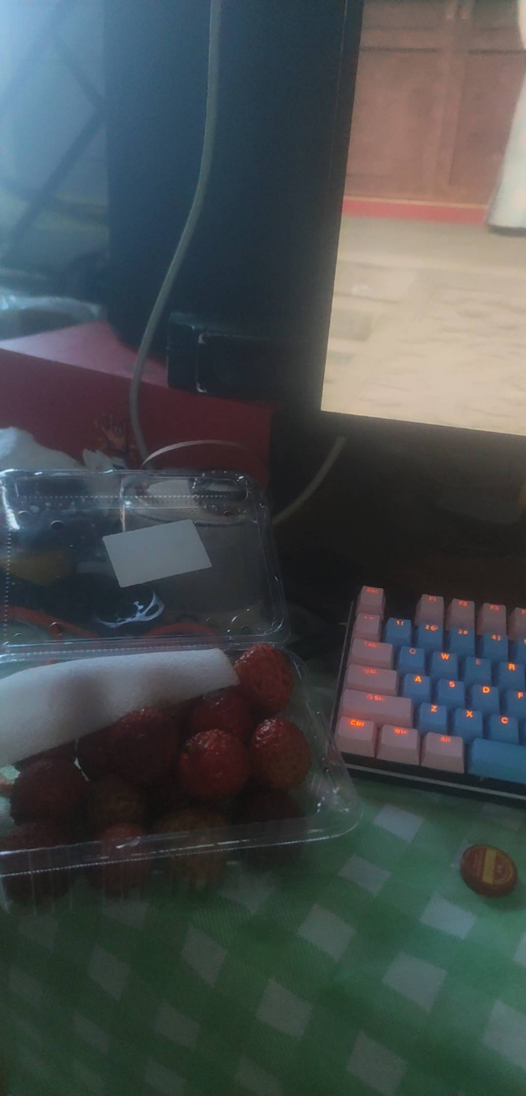 吃了半个西瓜，两个水密桃，半盒荔枝糯米滋。实在吃不下了，西瓜比超市麒麟瓜甜。

23 / 作者:卡农菲菲菲 / 