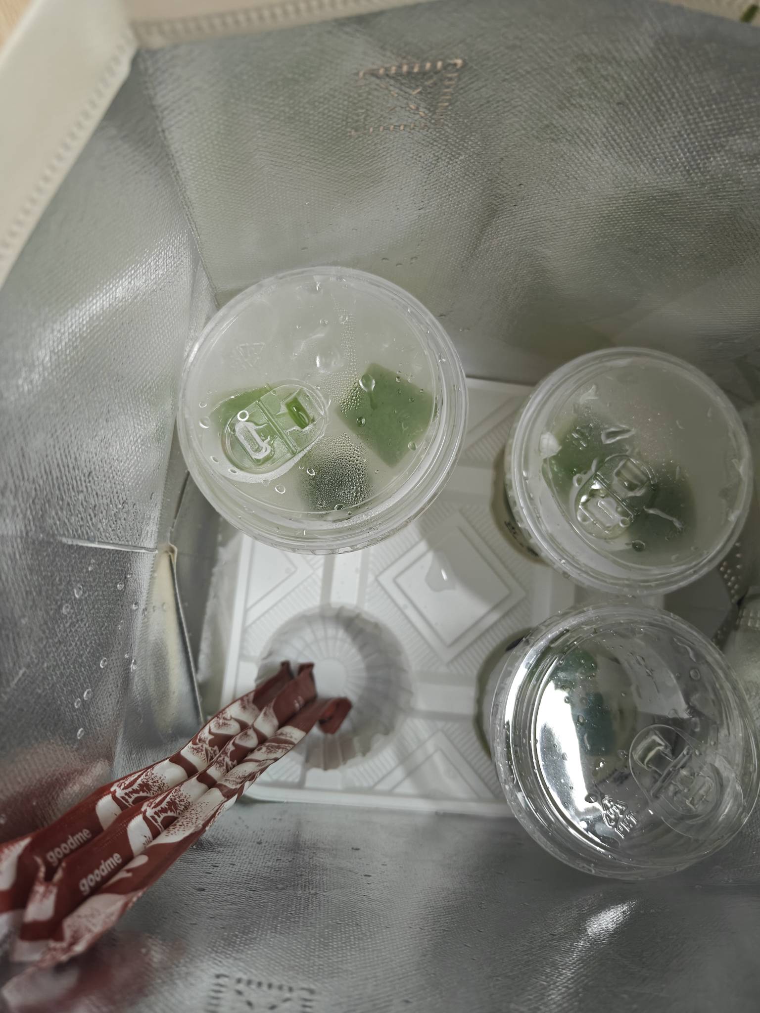 古茗包装也太lj了吧，整整漏了一杯，其他两倍也漏了一点，会不会是骑手装回去两杯啊…46 / 作者:南方以南就是北 / 