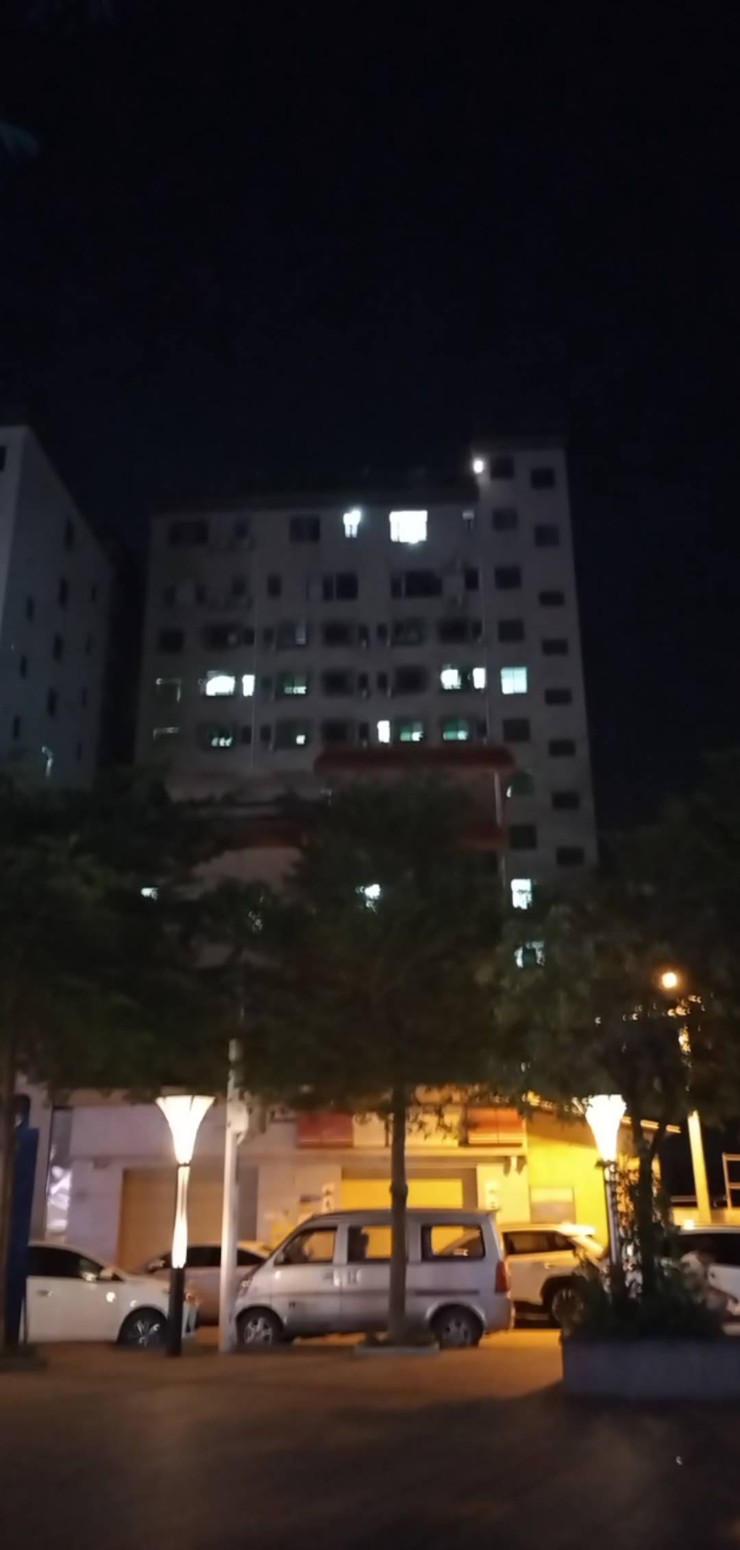 东莞带空调的房子，一般多少钱个月？我现在住的带窗户装修很一般的要200，没窗户黑漆53 / 作者:小小鸟@ / 