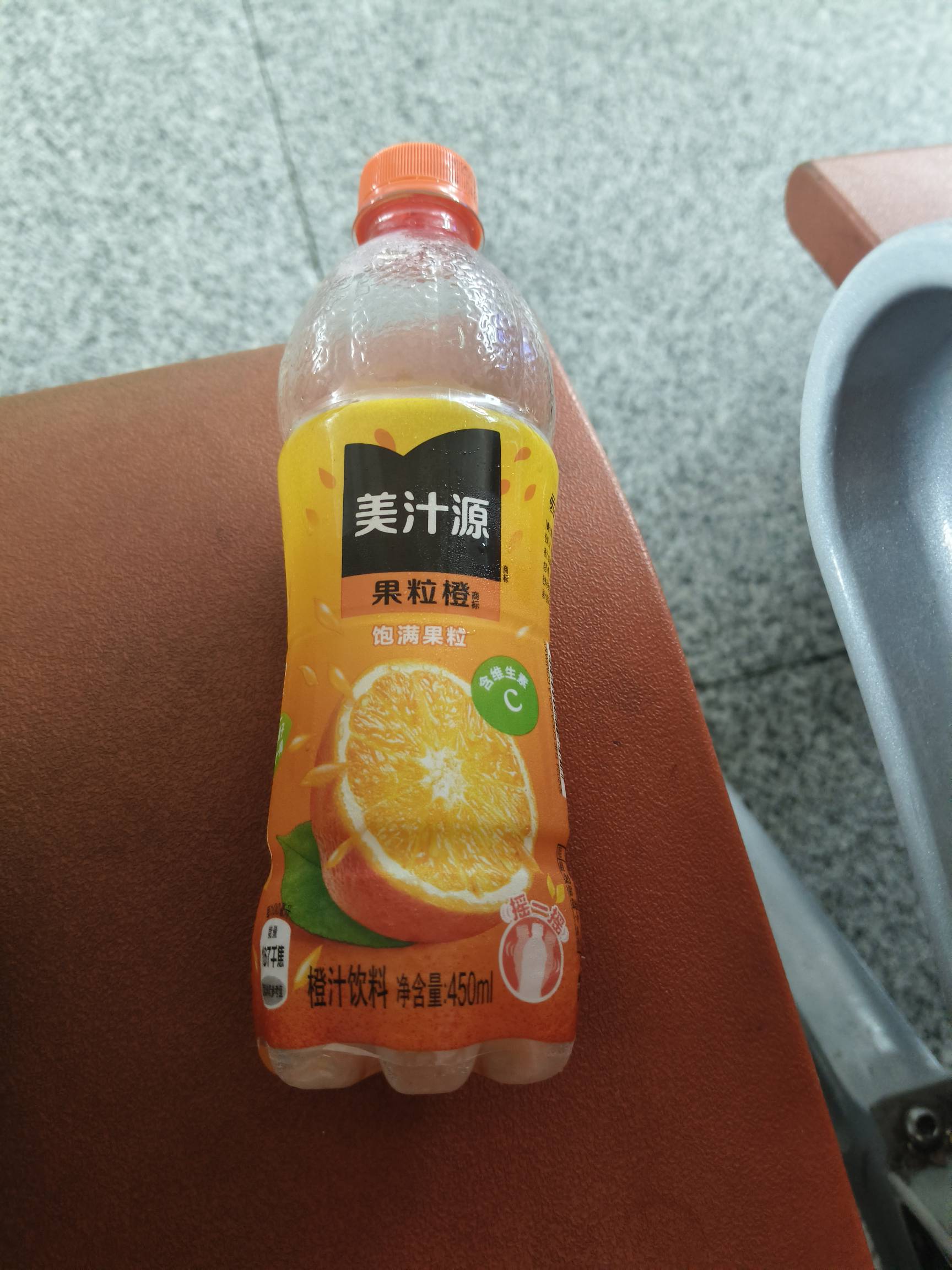 在株洲站便利店买了一瓶。六块，真黑


4 / 作者:我呢我呢手机 / 