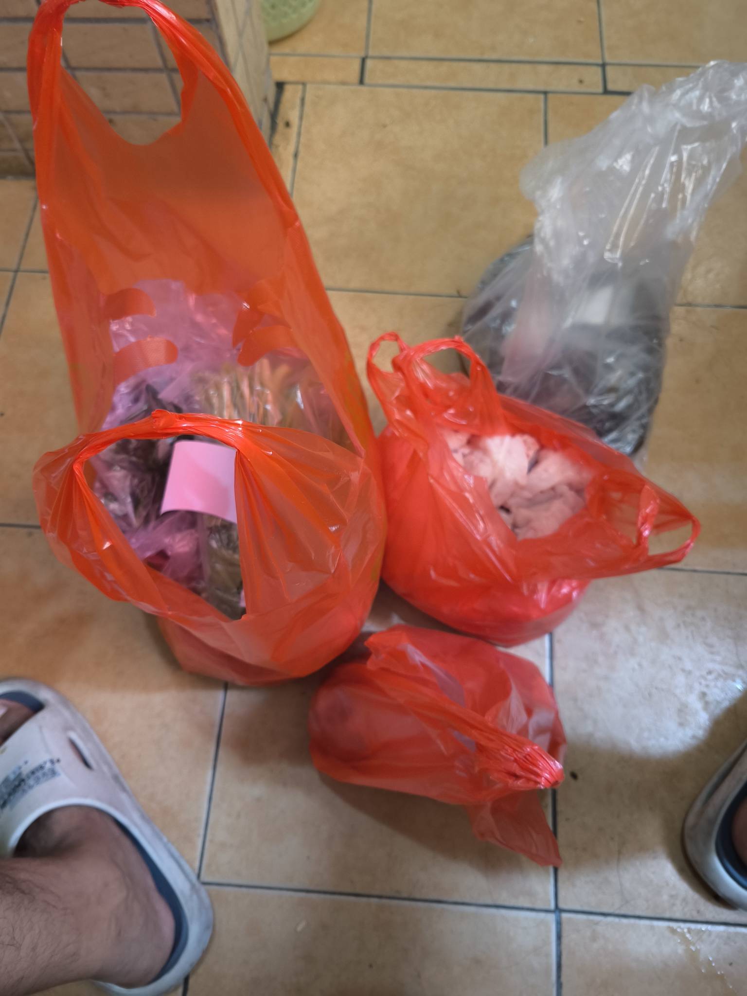 钱不值钱，虾73，猪板油42 鸡36.加青菜配菜加起来差不多170，没看到什么有多少

52 / 作者:放羊人 / 