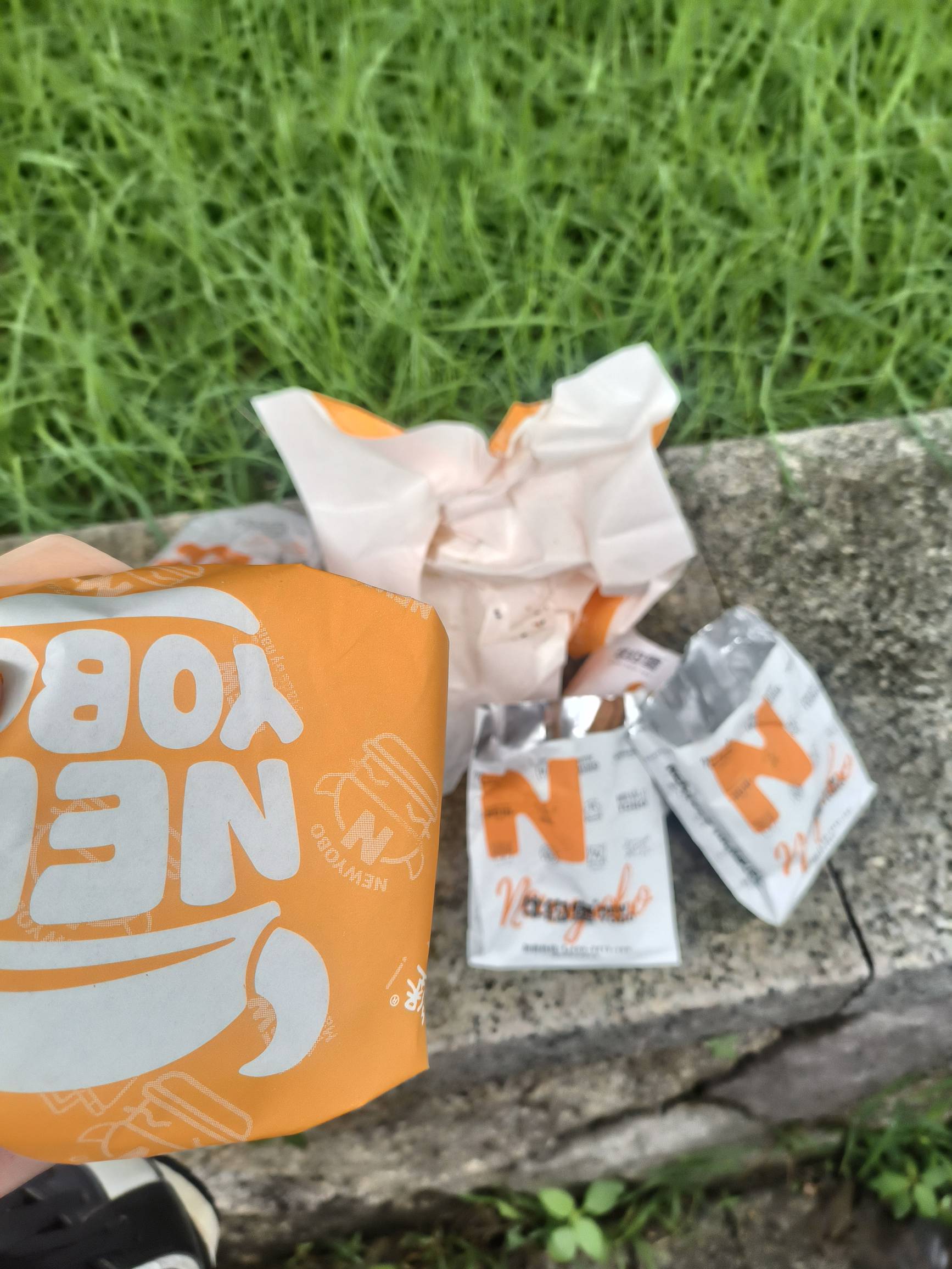 又被美团上了一课，牛约堡天天在美团点四件套25块，东子直接六件套才23吃完了，还有个35 / 作者:kim哥哥 / 