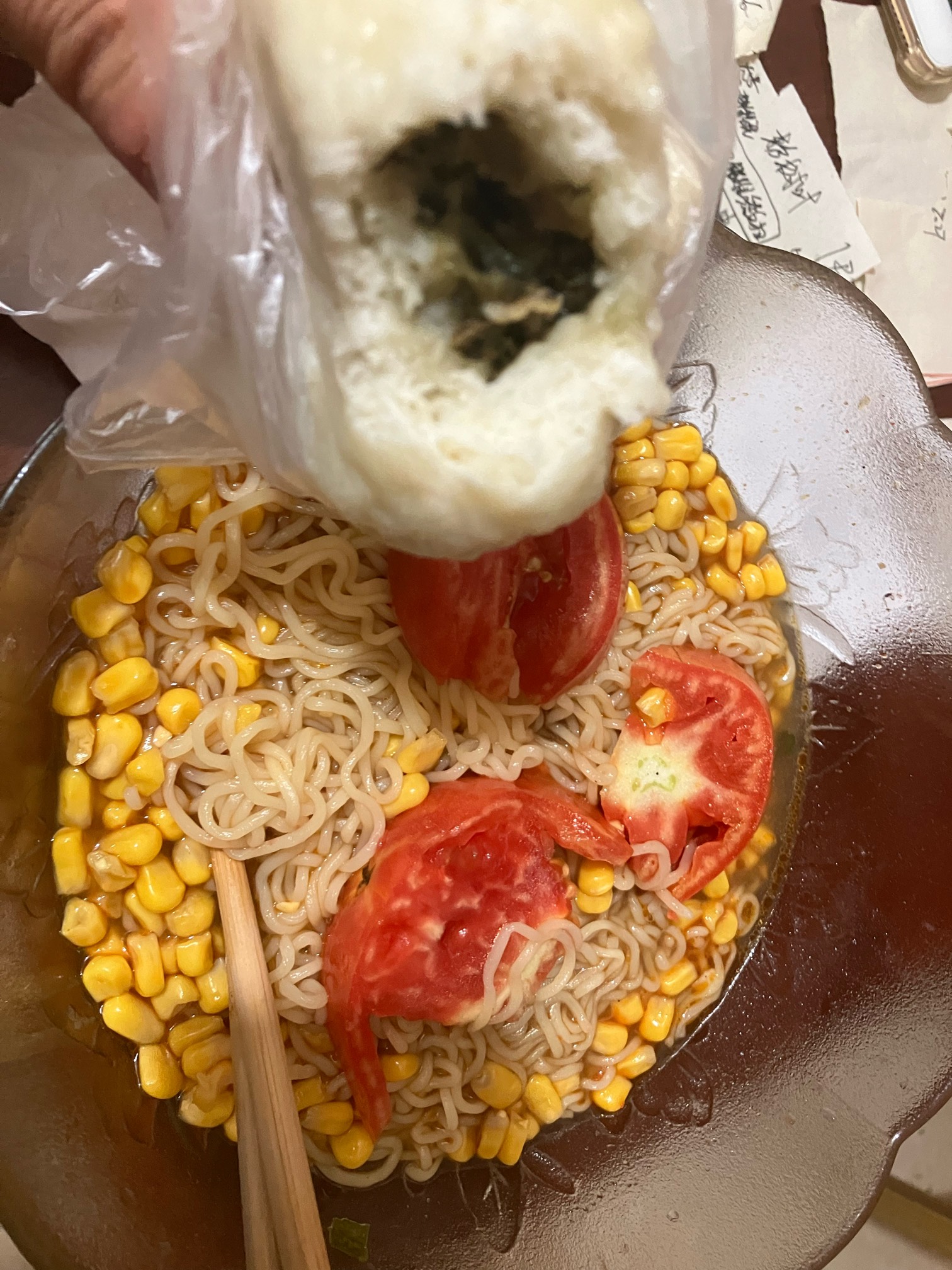 夜宵康师傅牛肉面 加番茄玉米
青菜馒头开吃

63 / 作者:小熊科技 / 
