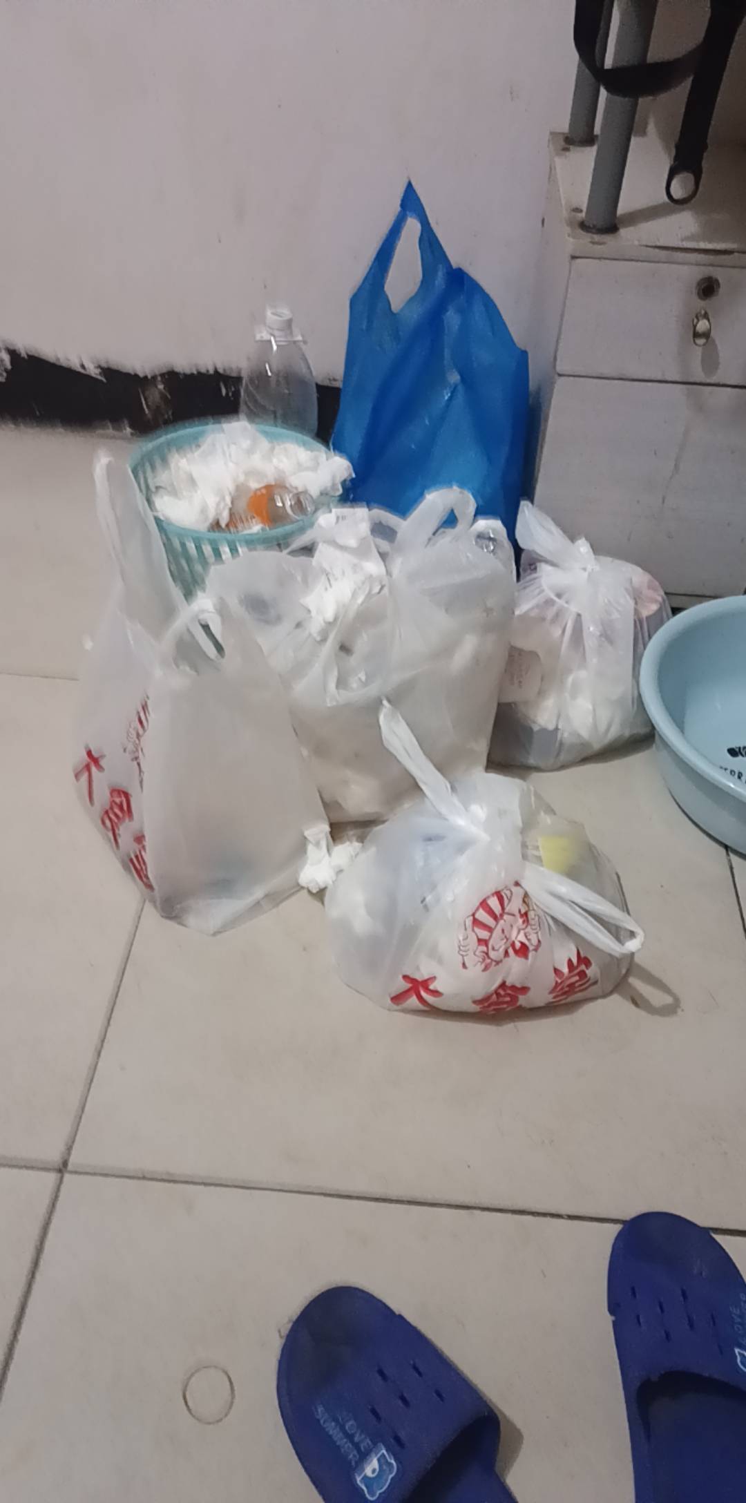 唉。天助我也，接了个电话，票到了210，明天离开挂壁房，回老家了

54 / 作者:小爪哇 / 