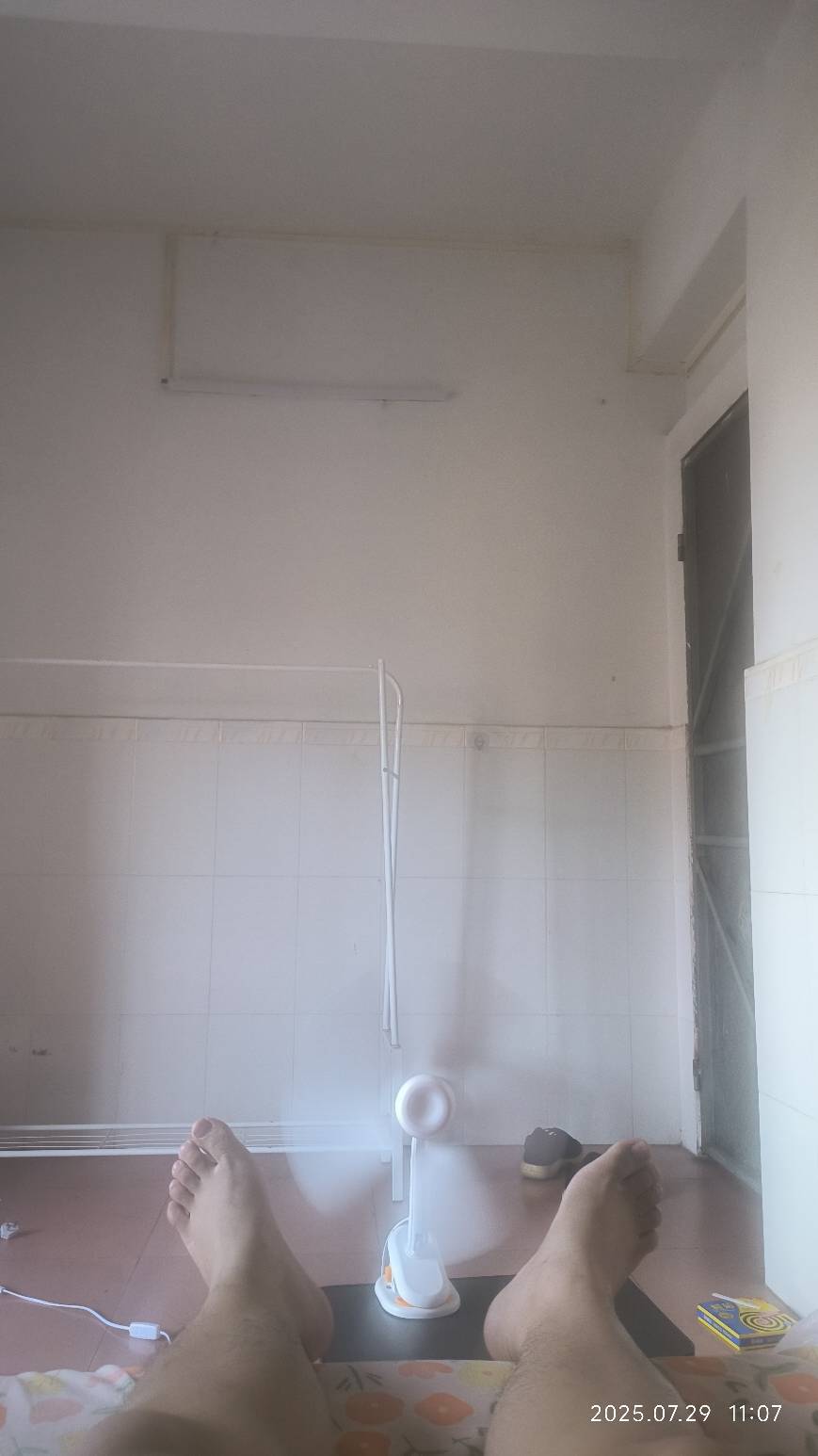 起床了挂壁老哥们，吃个小蚕猪脚饭 等会坐滴滴去网吧打游戏，每天挂壁房-网吧两点一线77 / 作者:理理理66 / 