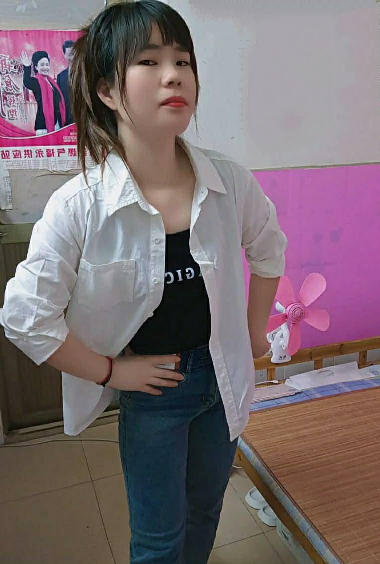 和女工友吃完宵夜回到她的出租房抱了一下，她恶狠狠盯着我，不知道如何是好



37 / 作者:青草地 / 