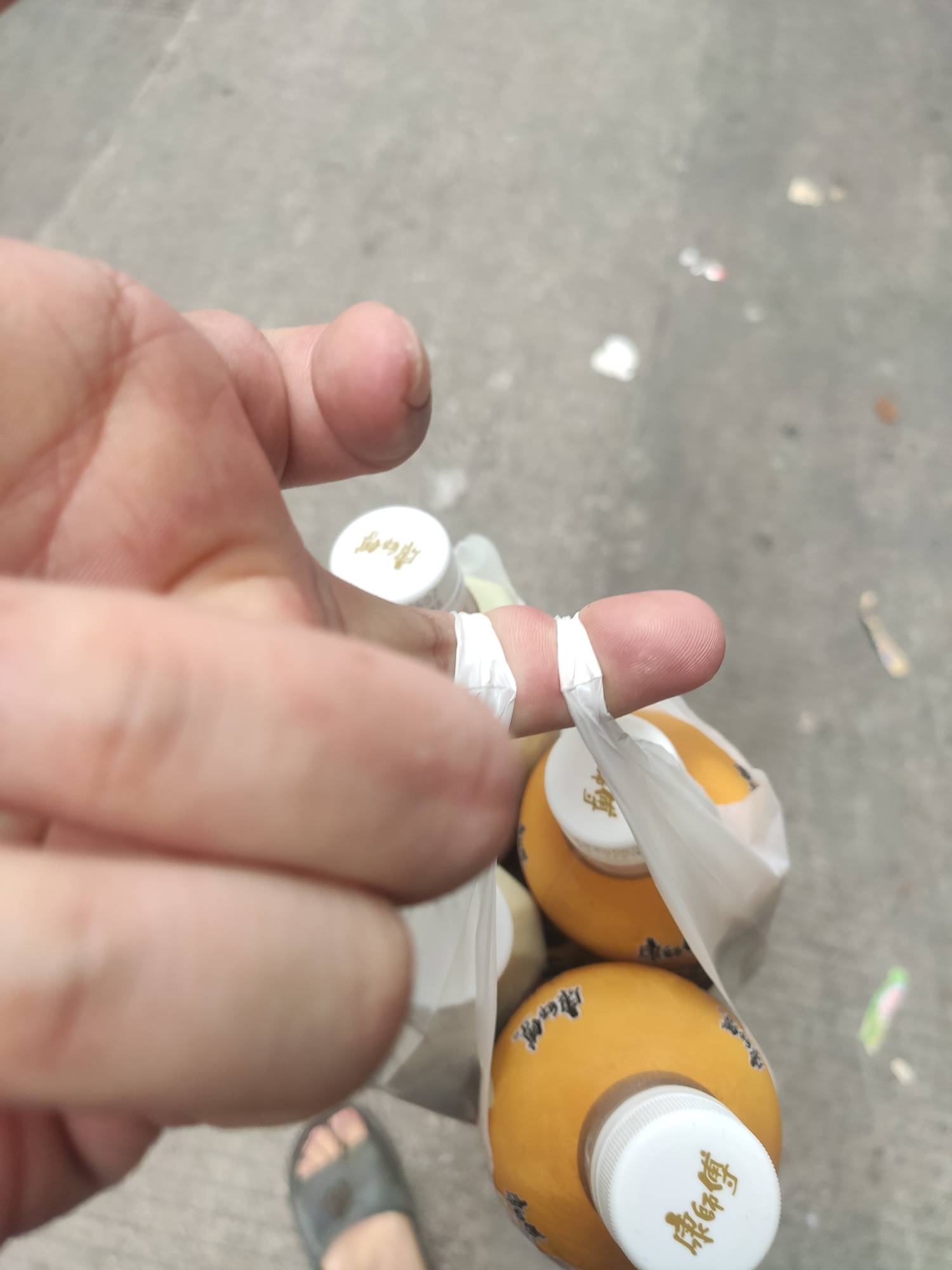 拿到了，果然被老哥说中了老板一脸不情愿，阴阳怪气的


35 / 作者:孤影。 / 