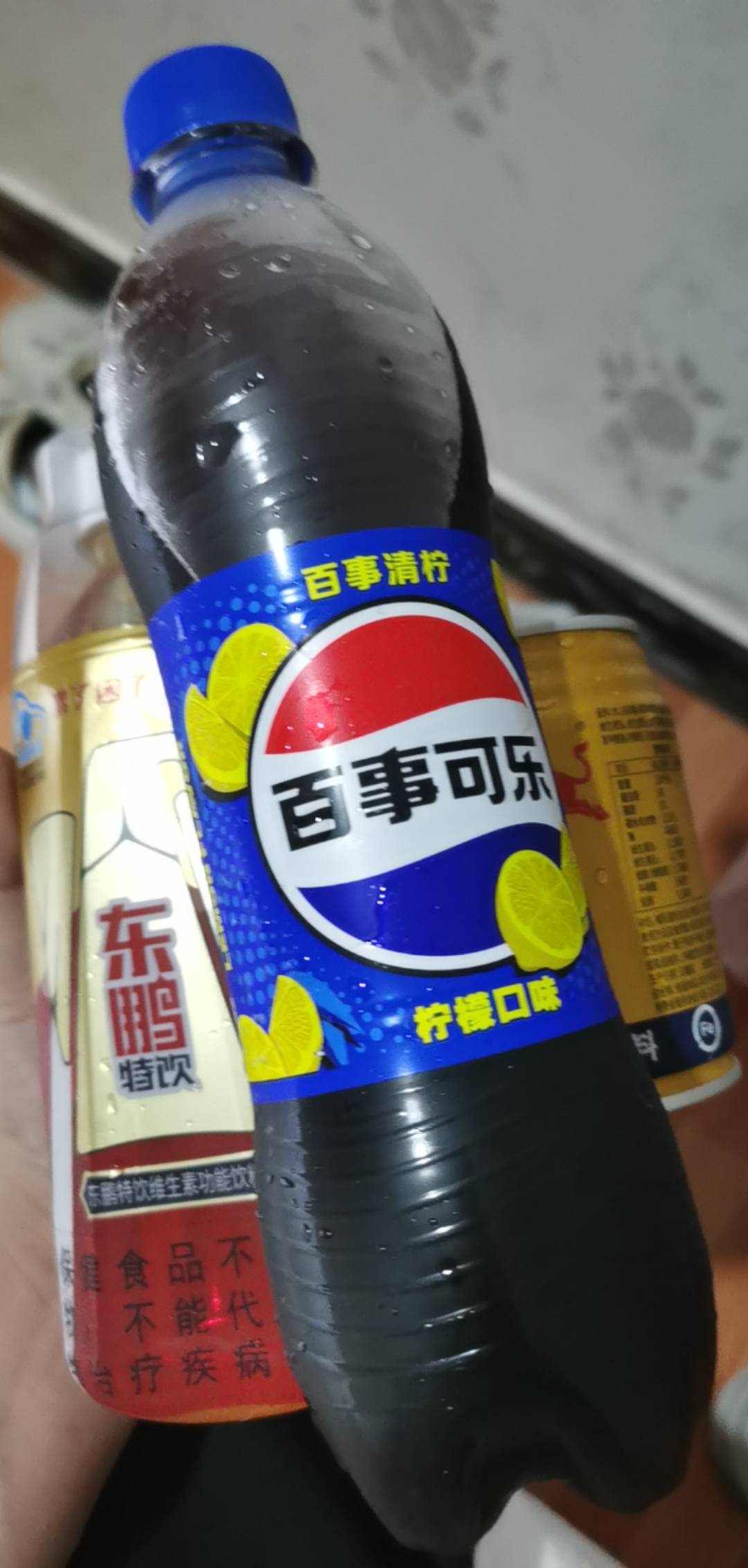 我点了一瓶，店员给我拿了两瓶，他把一瓶跟那个雪糕装在一起了，他应该搞错了。哈哈哈1 / 作者:Feng@ / 