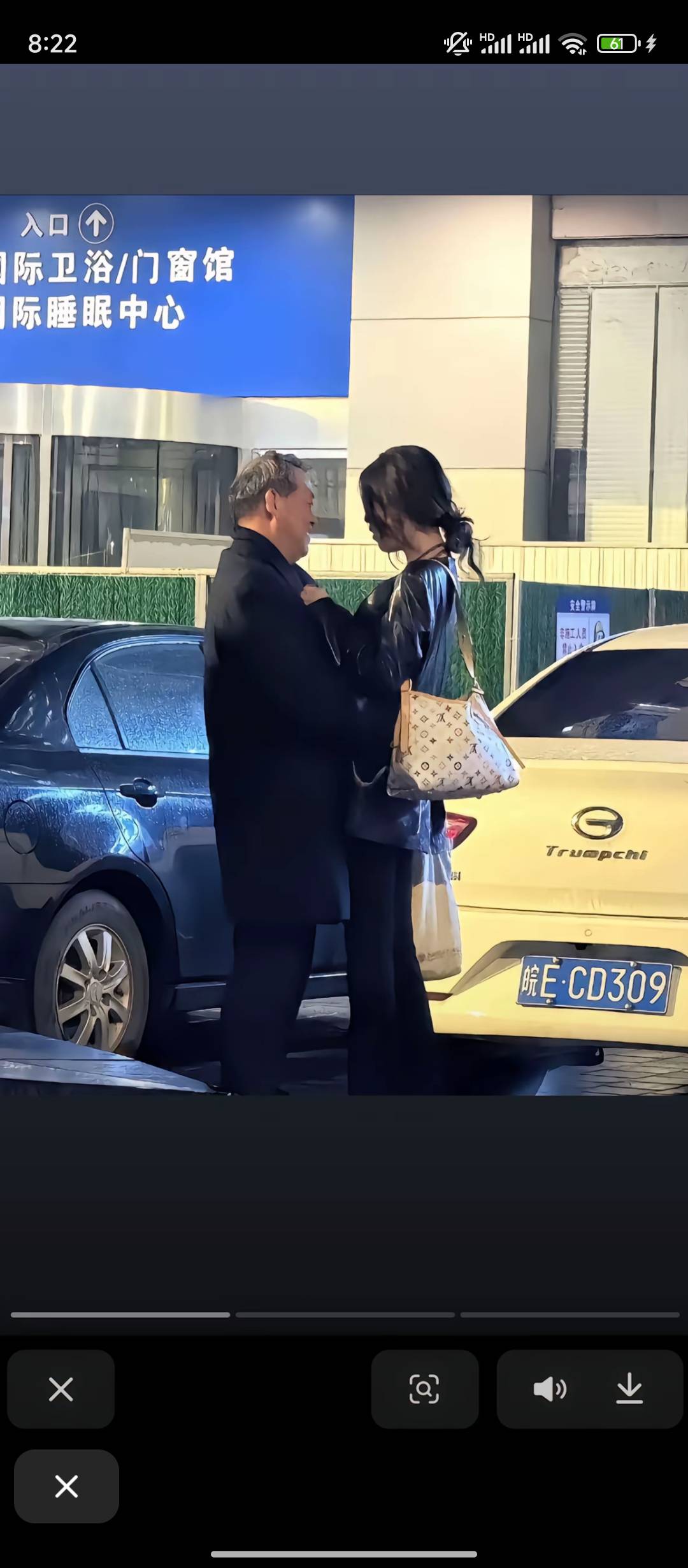 挂壁小网吧老板娘又赶人了，别人刚下机玩手机坐了一会，就开始赶人让人家出去坐着

70 / 作者:理理理66 / 