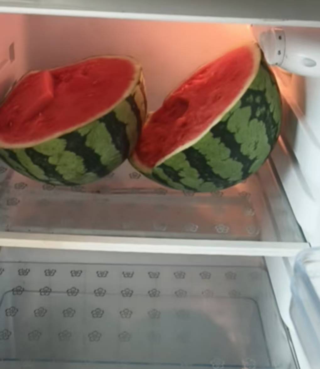 搬完家了，这中铁物业还挺好的给了一个大西瓜，一串青提

60 / 作者:顾小贝 / 