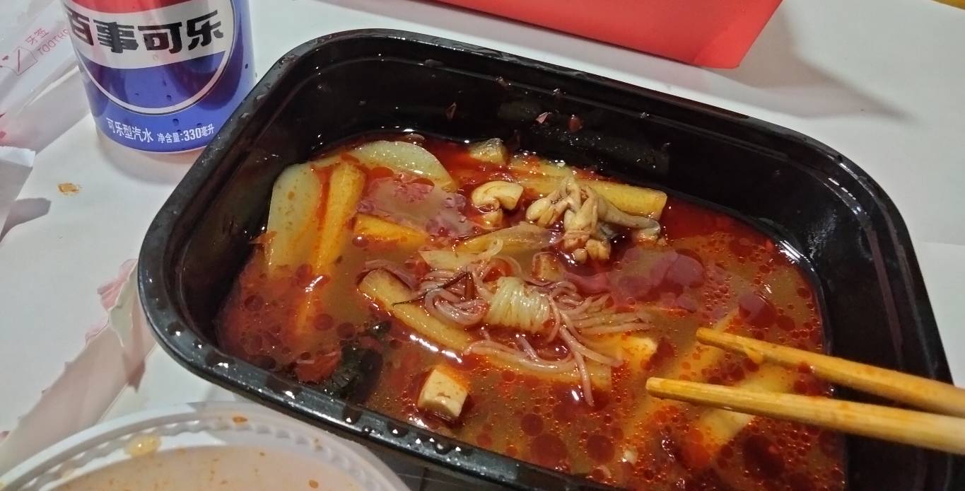 好恶心直接吐了，一看就是预制菜，吃到一半发现粉丝里有异物，貌似是是小强腿，打电话90 / 作者:我要发财. / 
