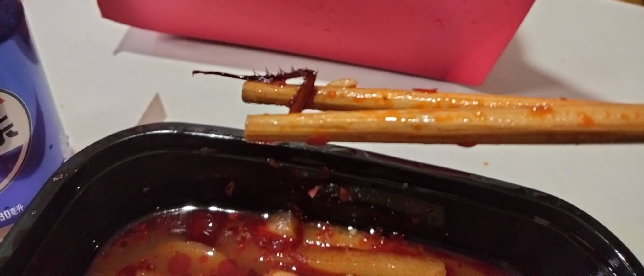 好恶心直接吐了，一看就是预制菜，吃到一半发现粉丝里有异物，貌似是是小强腿，打电话84 / 作者:我要发财. / 