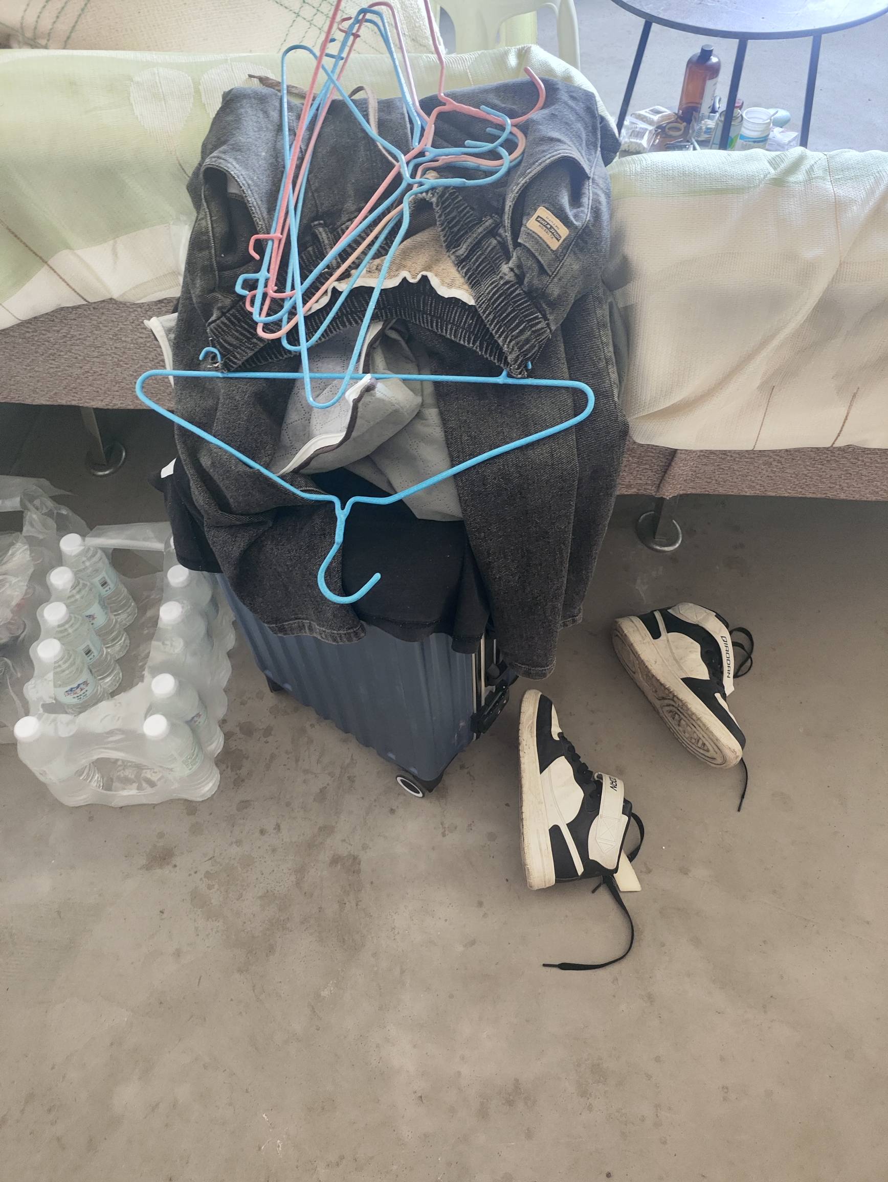 这个人的行李真不要了 让他补一个月房租才能拿都不回我了

50 / 作者:昂xo123 / 