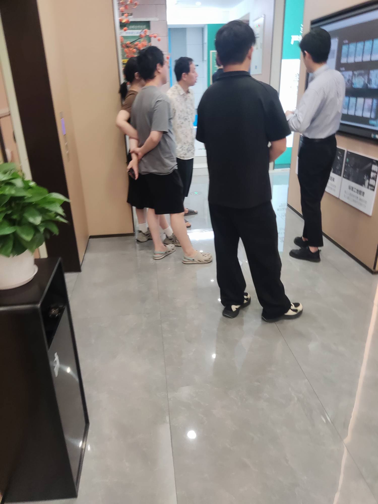 老哥们，别装了，一个个穿拖鞋就来啦。看起来就是188来的

31 / 作者:我是麻花疼的爹 / 