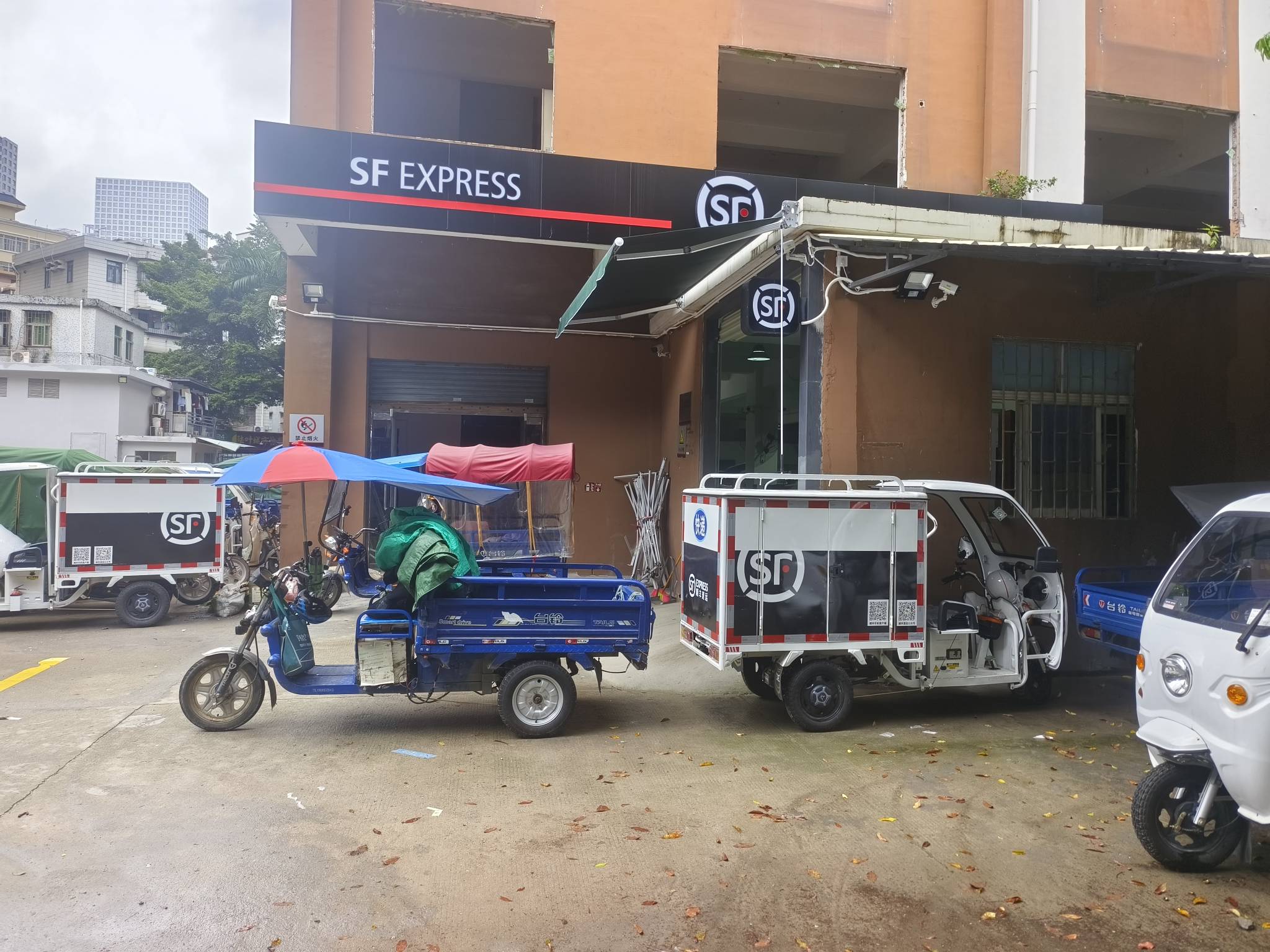 三轮车乱停 堵在楼梯口 罚他30 不过分吧


13 / 作者:男人永卟言败 / 
