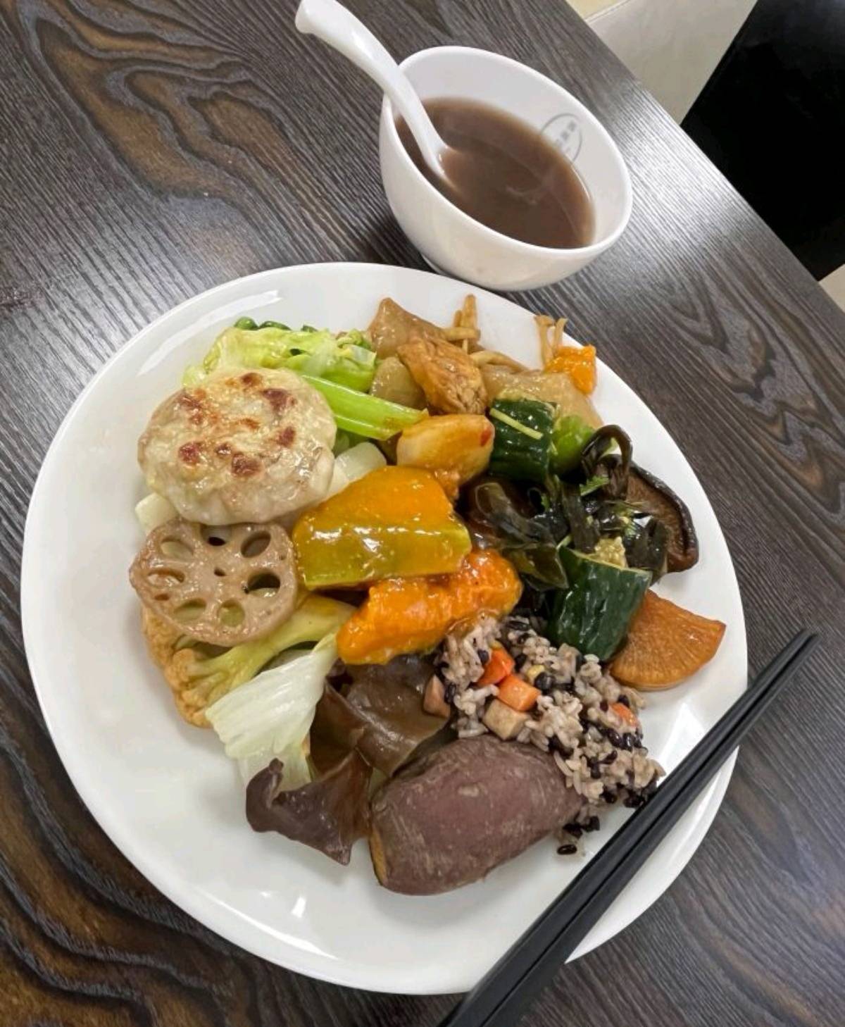 6块钱的自助餐，虽然没有肉反正能吃饱。真希望多一点这种店

50 / 作者:凤鸣 / 