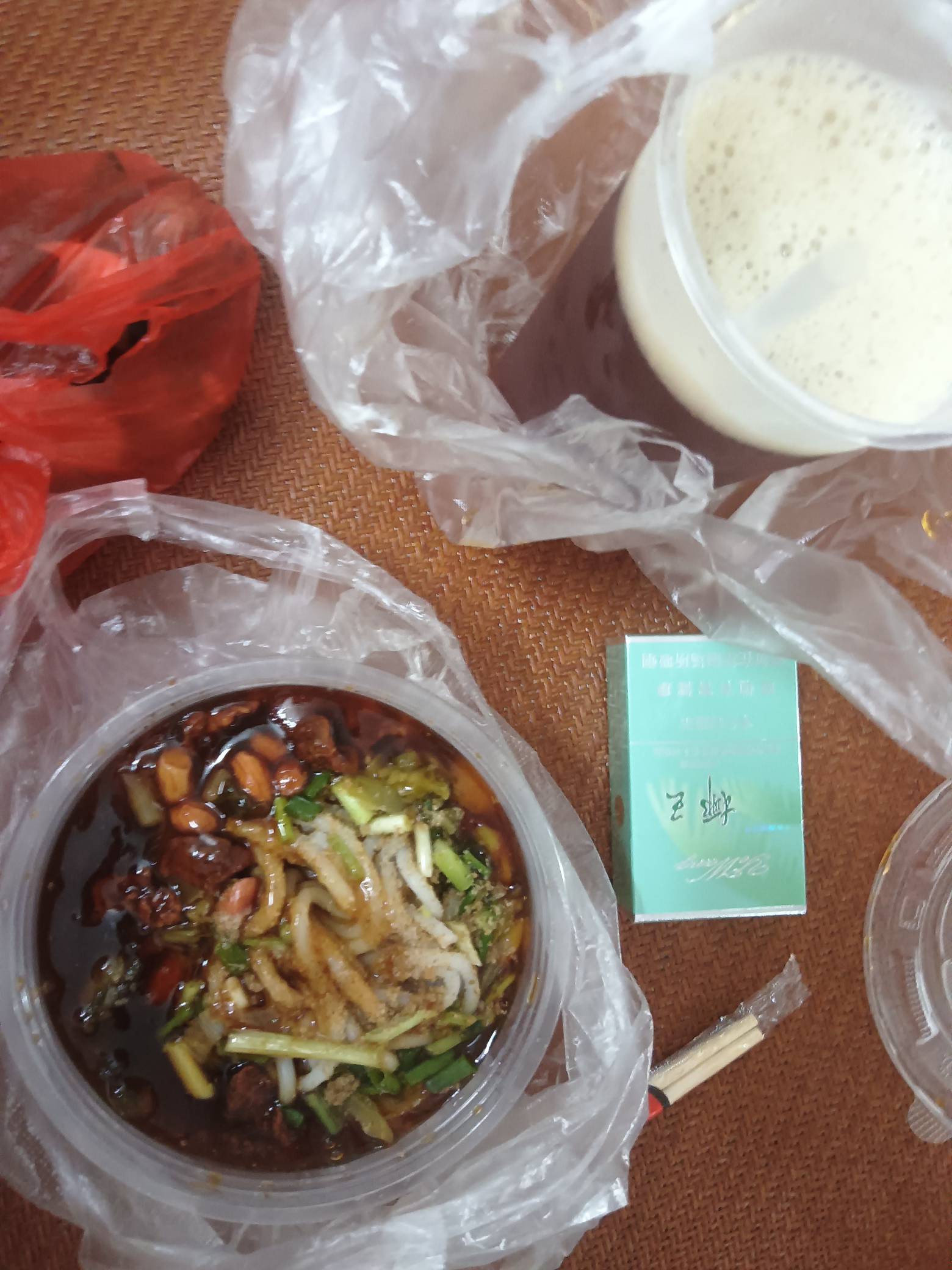 眼睛一睁。吃个早餐烟水。50毛又没了
21 / 作者:卡农大富豪 / 