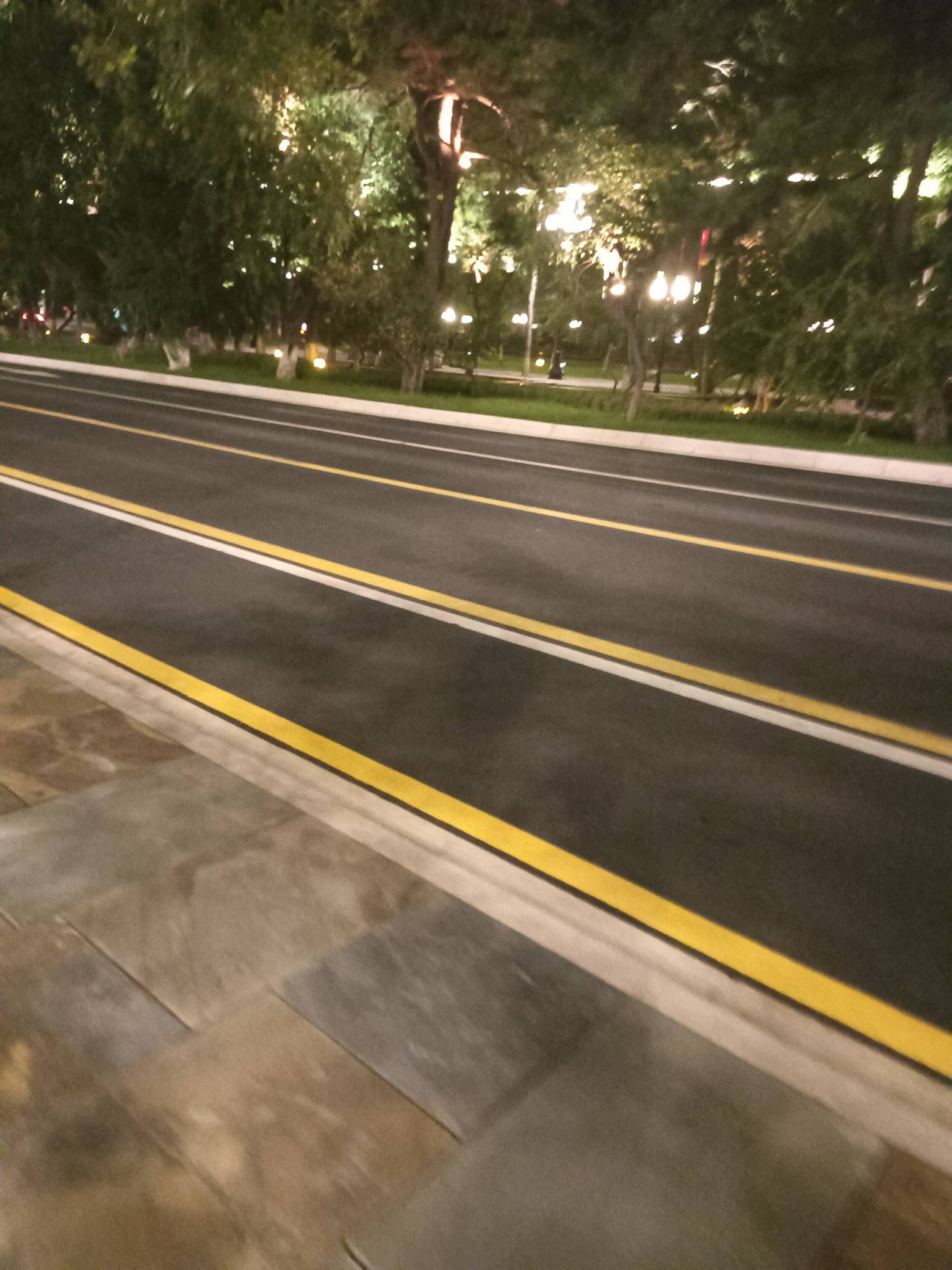 挂壁在外面了，溜达溜达，大晚上的也不知道是哪个市领导这么晚了还是出来视察，清一色11 / 作者:变了格局小了 / 