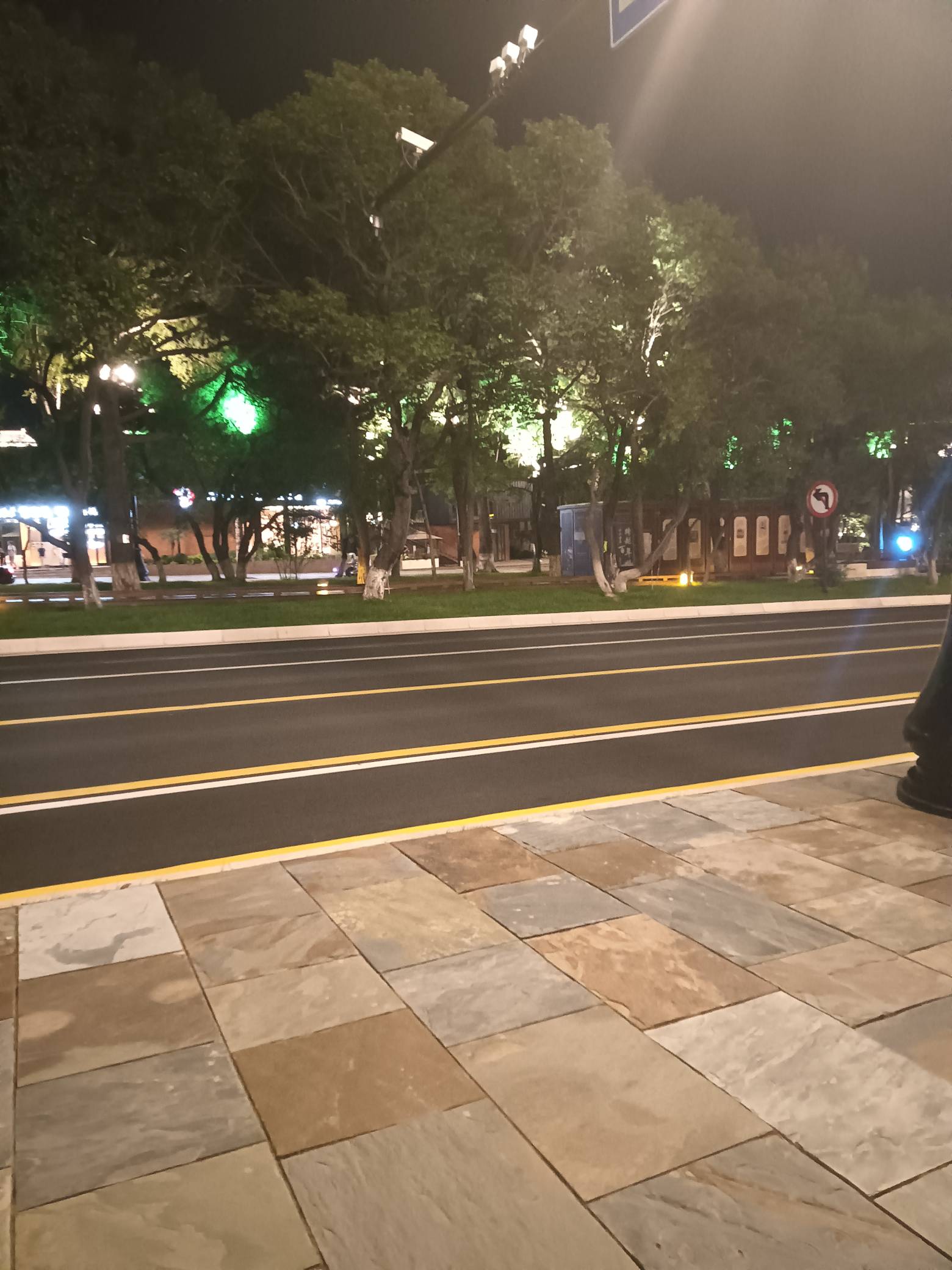 挂壁在外面了，溜达溜达，大晚上的也不知道是哪个市领导这么晚了还是出来视察，清一色32 / 作者:变了格局小了 / 