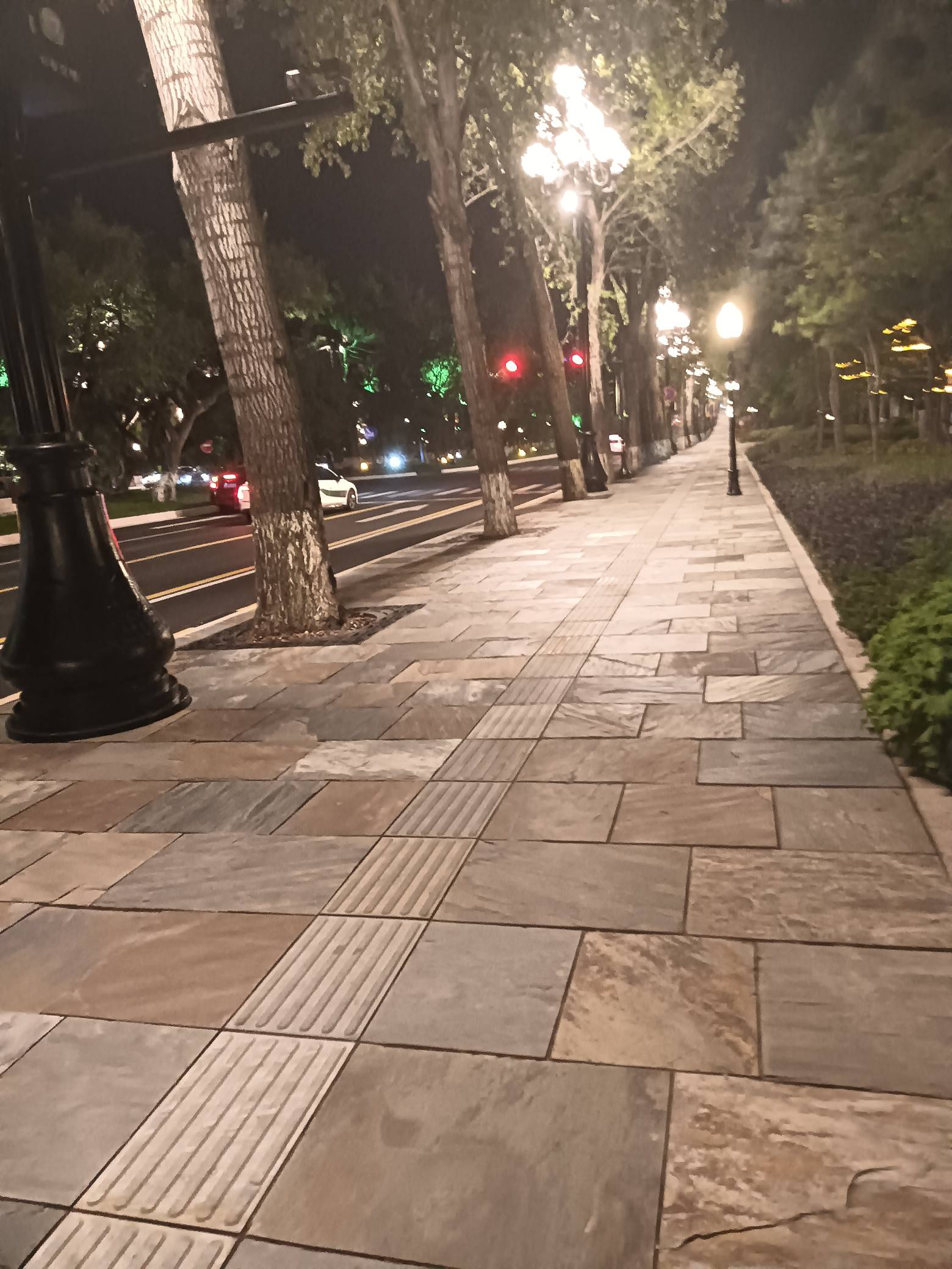 挂壁在外面了，溜达溜达，大晚上的也不知道是哪个市领导这么晚了还是出来视察，清一色23 / 作者:变了格局小了 / 