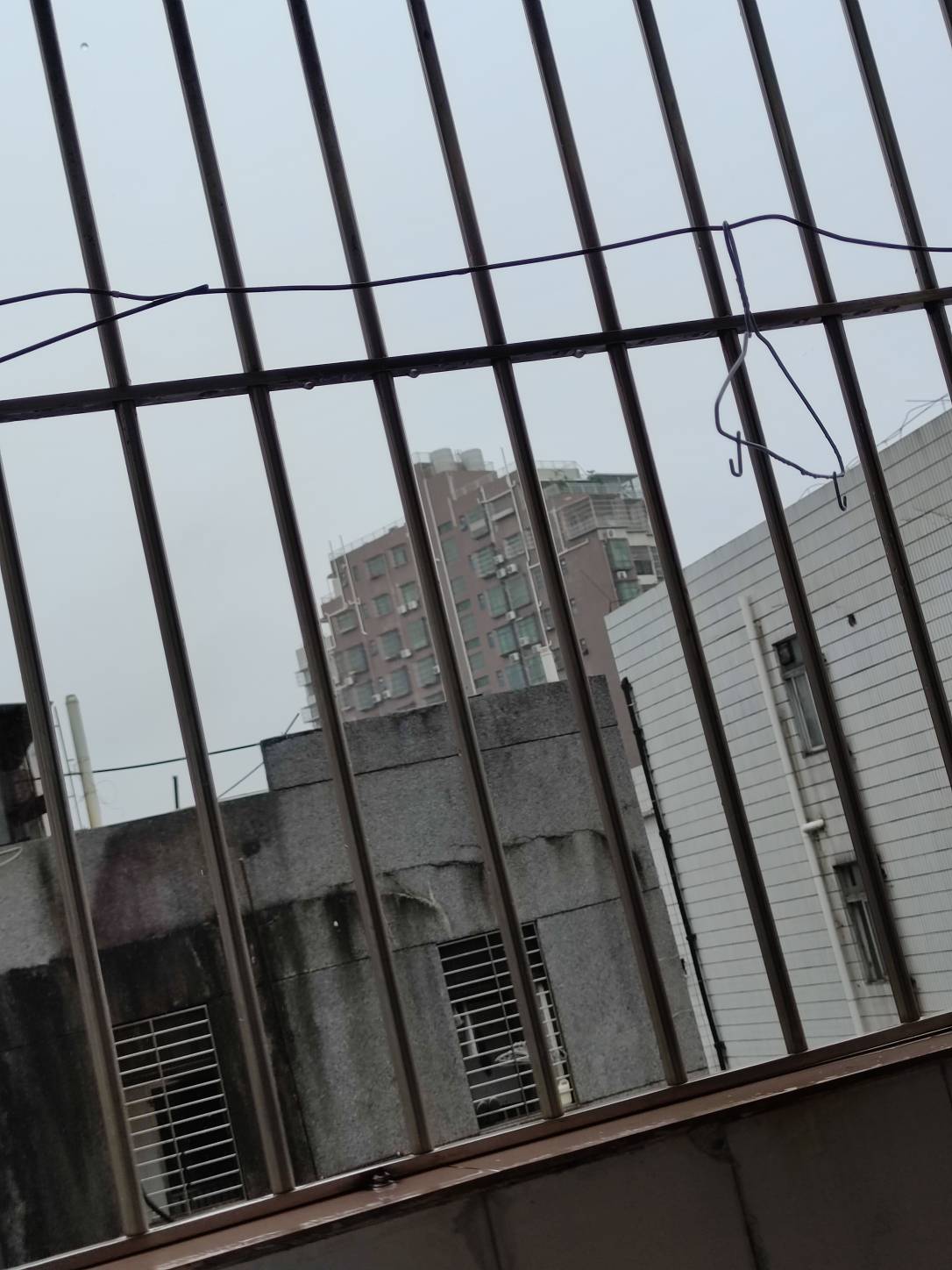从前天晚上开始这雨没停过我家都涨水了，拿衣服来垫


74 / 作者:几度梦回大唐☃︎ / 