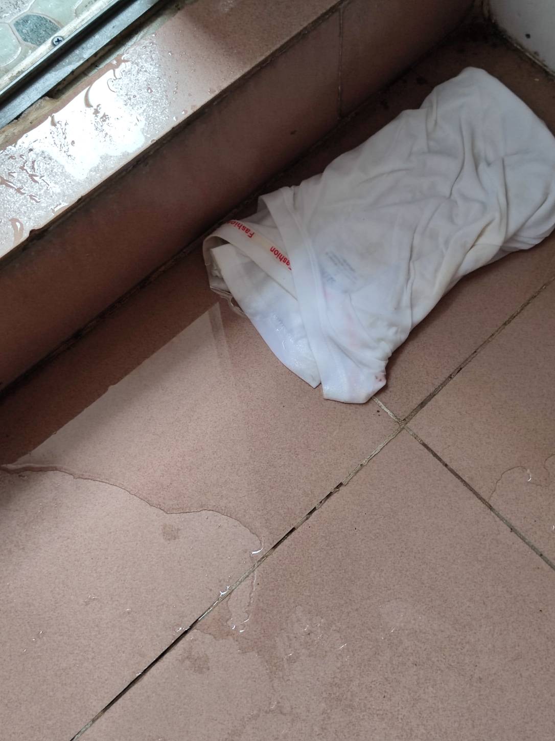 从前天晚上开始这雨没停过我家都涨水了，拿衣服来垫


83 / 作者:几度梦回大唐☃︎ / 