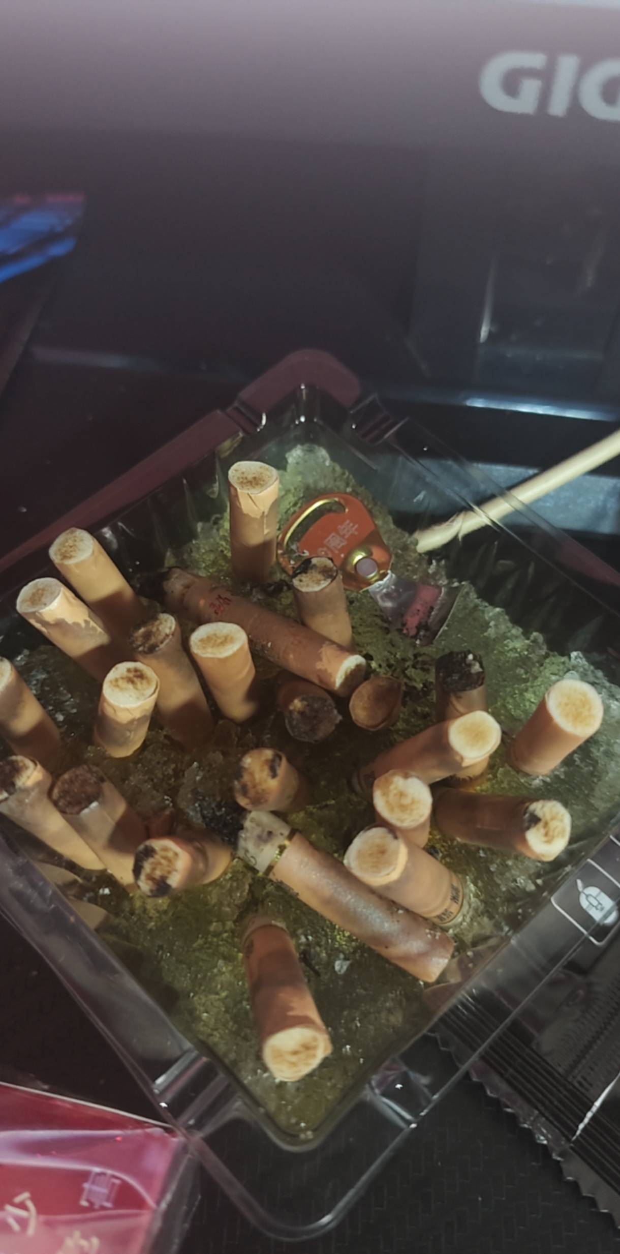早上起来没烟抽，憋死了，一会只能把烟灰缸翻一翻了，整几个烟头，昨晚睡觉没起来，没67 / 作者:落花跌入春梦里 / 