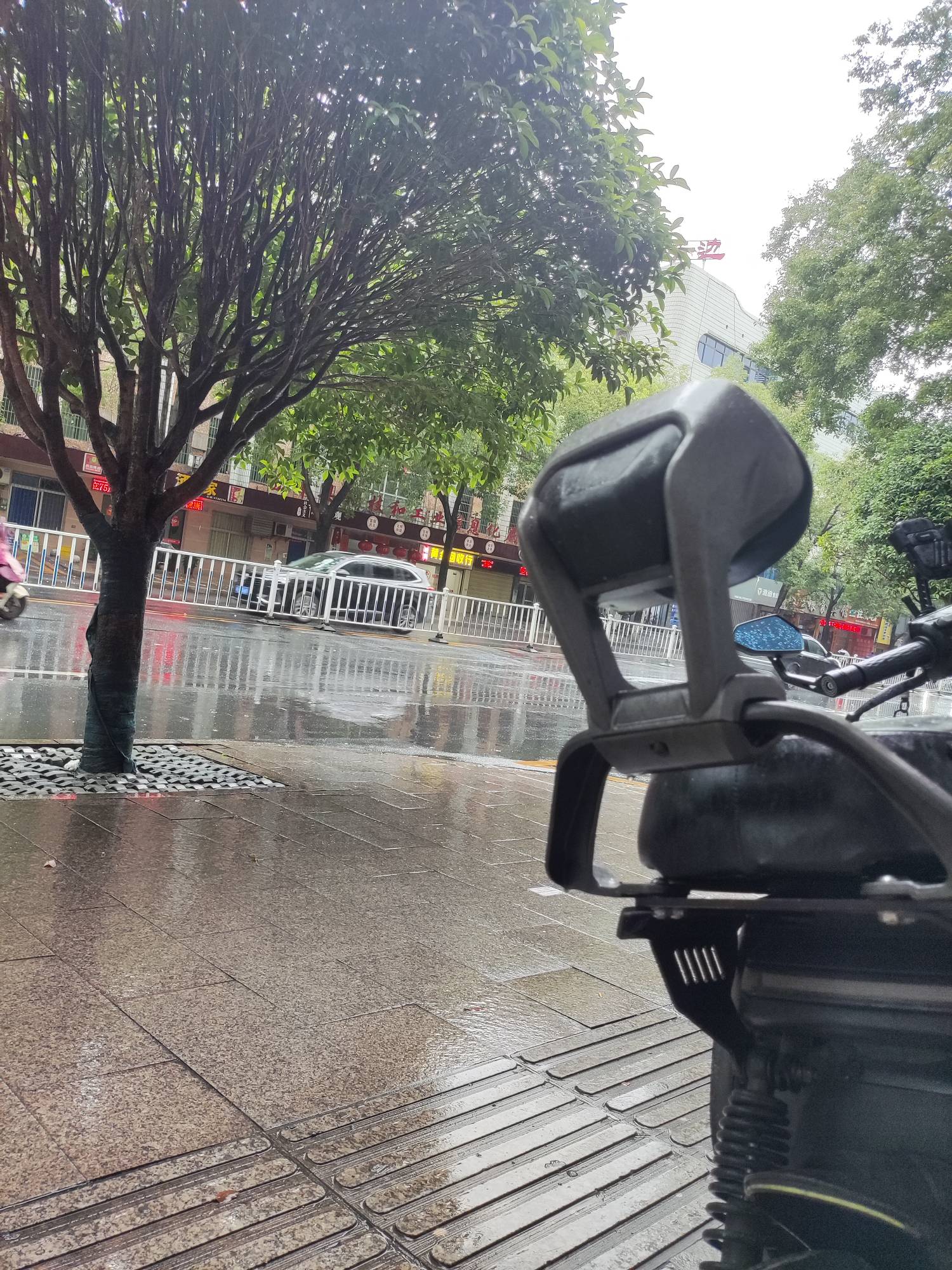 送个b外卖天天不是下雨就是下雨，要不是闲着没事真不想干了



88 / 作者:别再躺平了 / 