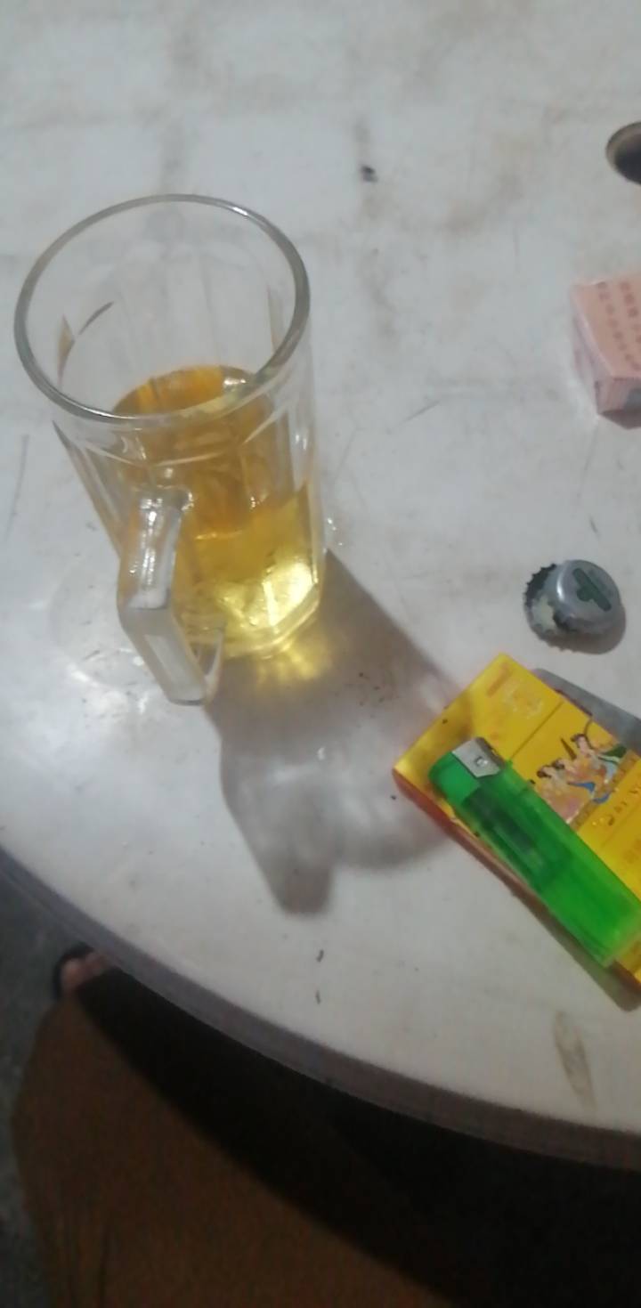 老哥们刚才去在烧烤店喝酒，我们村里开的，老板自己家里人来了，人不多4个人，我不认13 / 作者:心已被伤透 / 