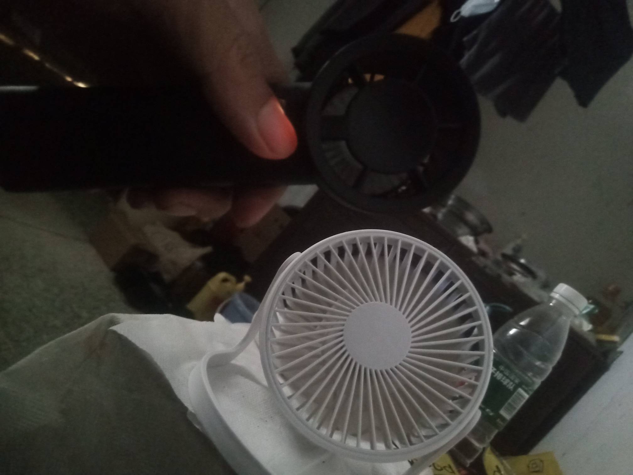 明天夏天租房一定要带空调的，今年租的房子不带空调把我热的难受极了，是省钱了，但是62 / 作者:晒晒月亮 / 