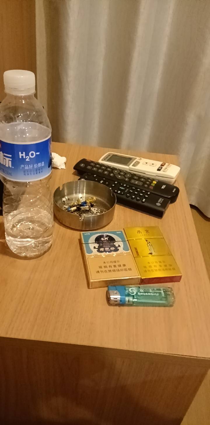 小可爱我就是住酒店，你说我盗图，你是羡慕，我干的工作就是销售，别吃不到葡萄，说说0 / 作者:雨声，泣 / 
