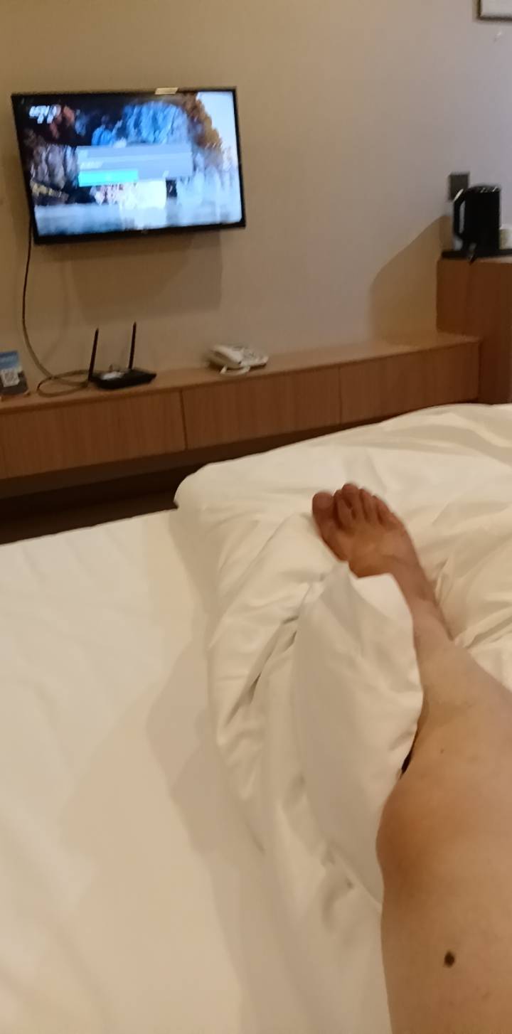 小可爱我就是住酒店，你说我盗图，你是羡慕，我干的工作就是销售，别吃不到葡萄，说说33 / 作者:雨声，泣 / 