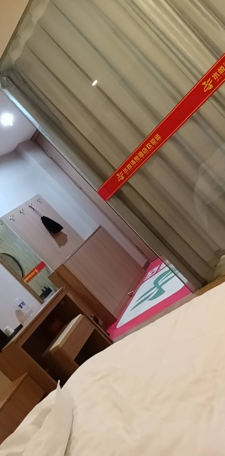 小可爱我就是住酒店，你说我盗图，你是羡慕，我干的工作就是销售，别吃不到葡萄，说说2 / 作者:雨声，泣 / 