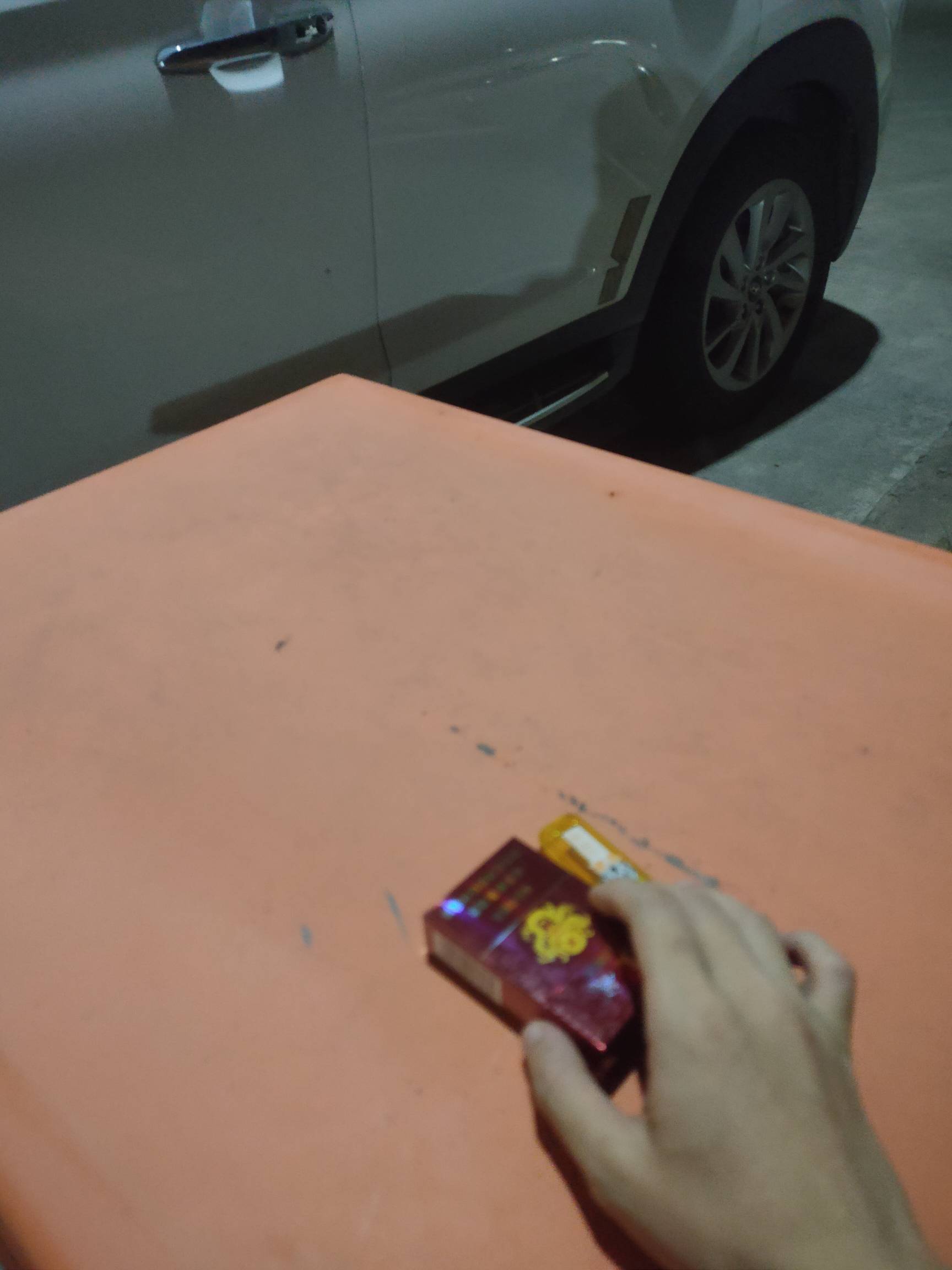 挂壁在马路边，才凉爽几天又热食了，附近老哥来喝酒，送你一个蓝白小猫

27 / 作者:条野太狼 / 