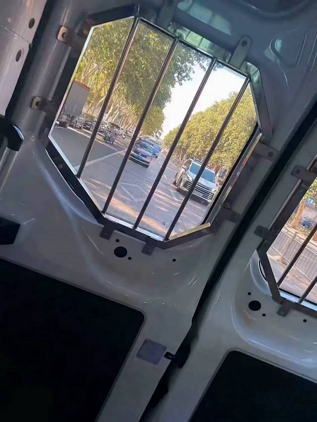 沙口了，刚才有个人拍一个我发了10个给他，秒被读，隔了10多秒才撤回，希望他没来得及55 / 作者:女帝的后宫 / 
