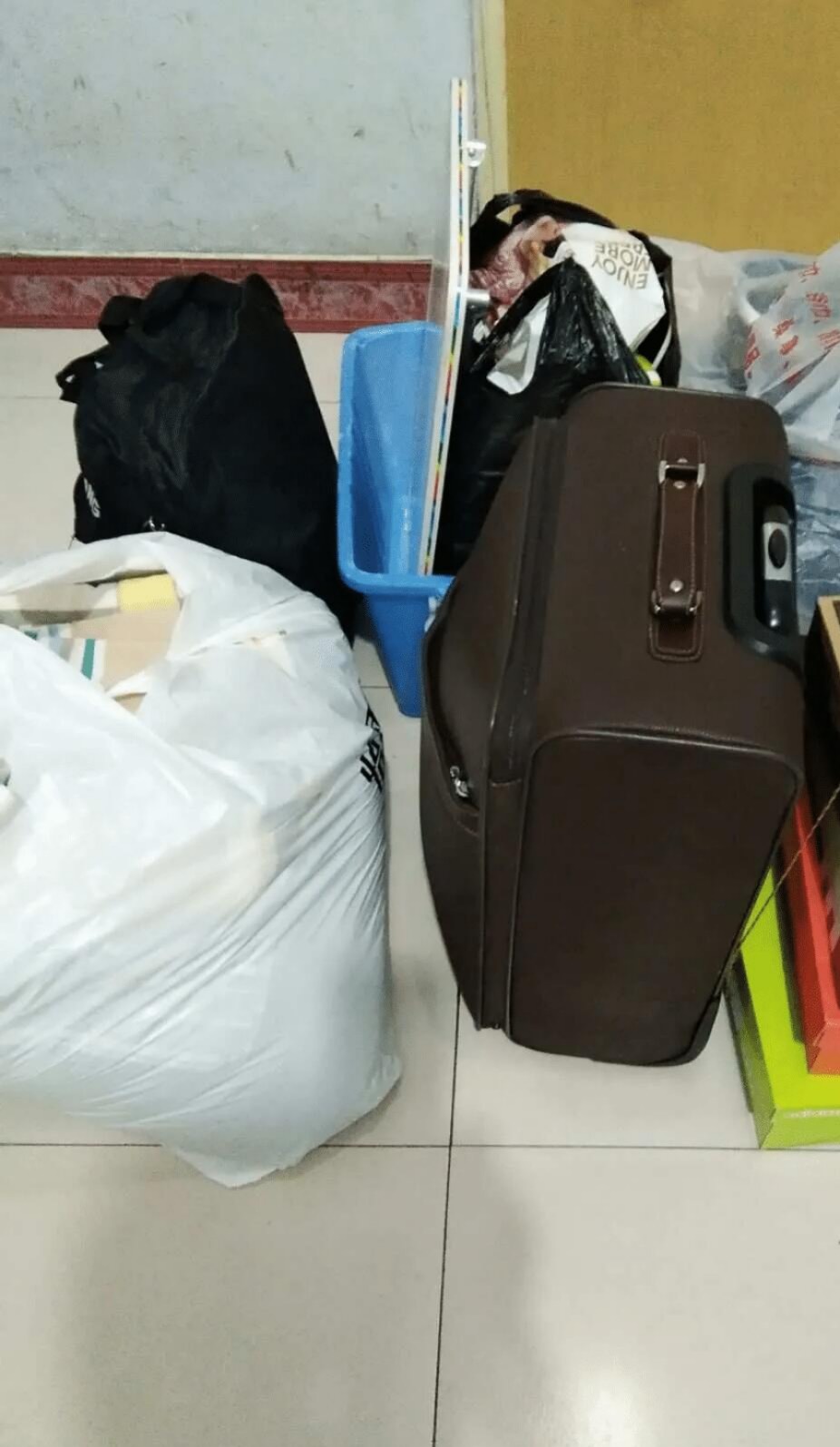 老哥们出大事，交不起房租要被房东赶出来了，拖了二十多天实在没办法了，房东下令今晚45 / 作者:卡农从不缺人才 / 