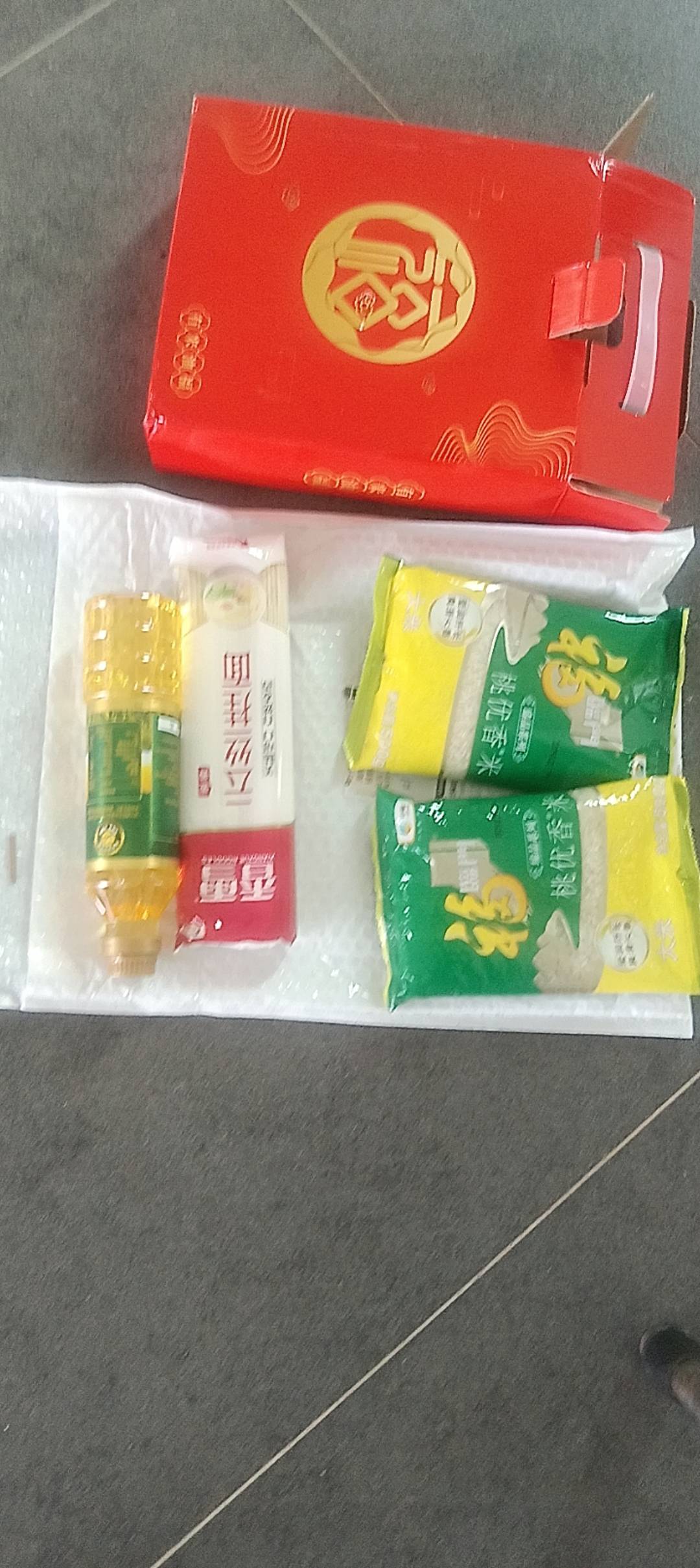 6。老哥们这是pz给我寄的挂碧面和米油。下一步是不是可以薅羊毛了

33 / 作者:卡农大富豪 / 