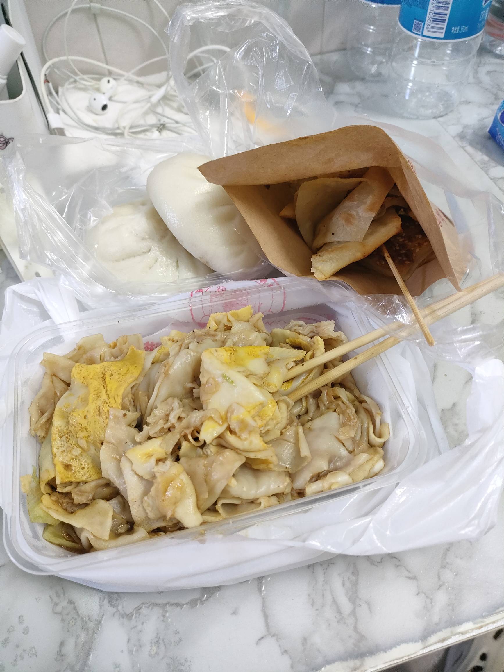 没意思，出去转一圈只给了一单！买点早餐回家休息算了！现在是真的太难跑了！一天下来43 / 作者:叶天辰 / 
