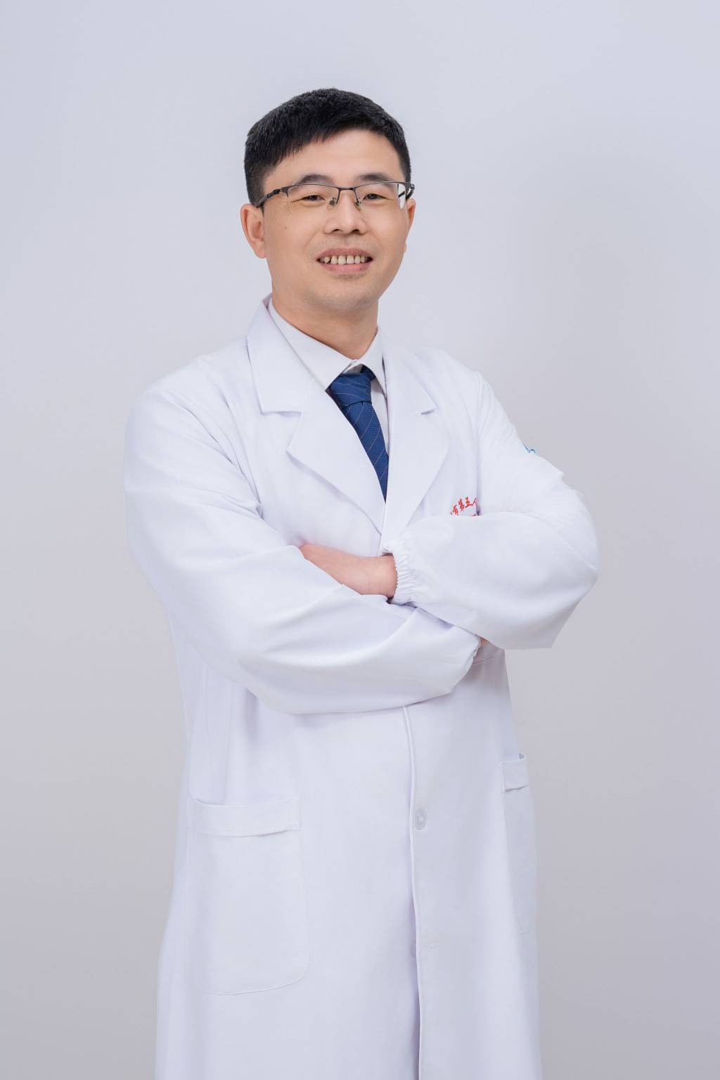 凌晨三点，急诊室的灯光刺破长夜。王医生刚结束一台手术，白大褂还沾着消毒水的味道，93 / 作者:东莞宵边大神 / 