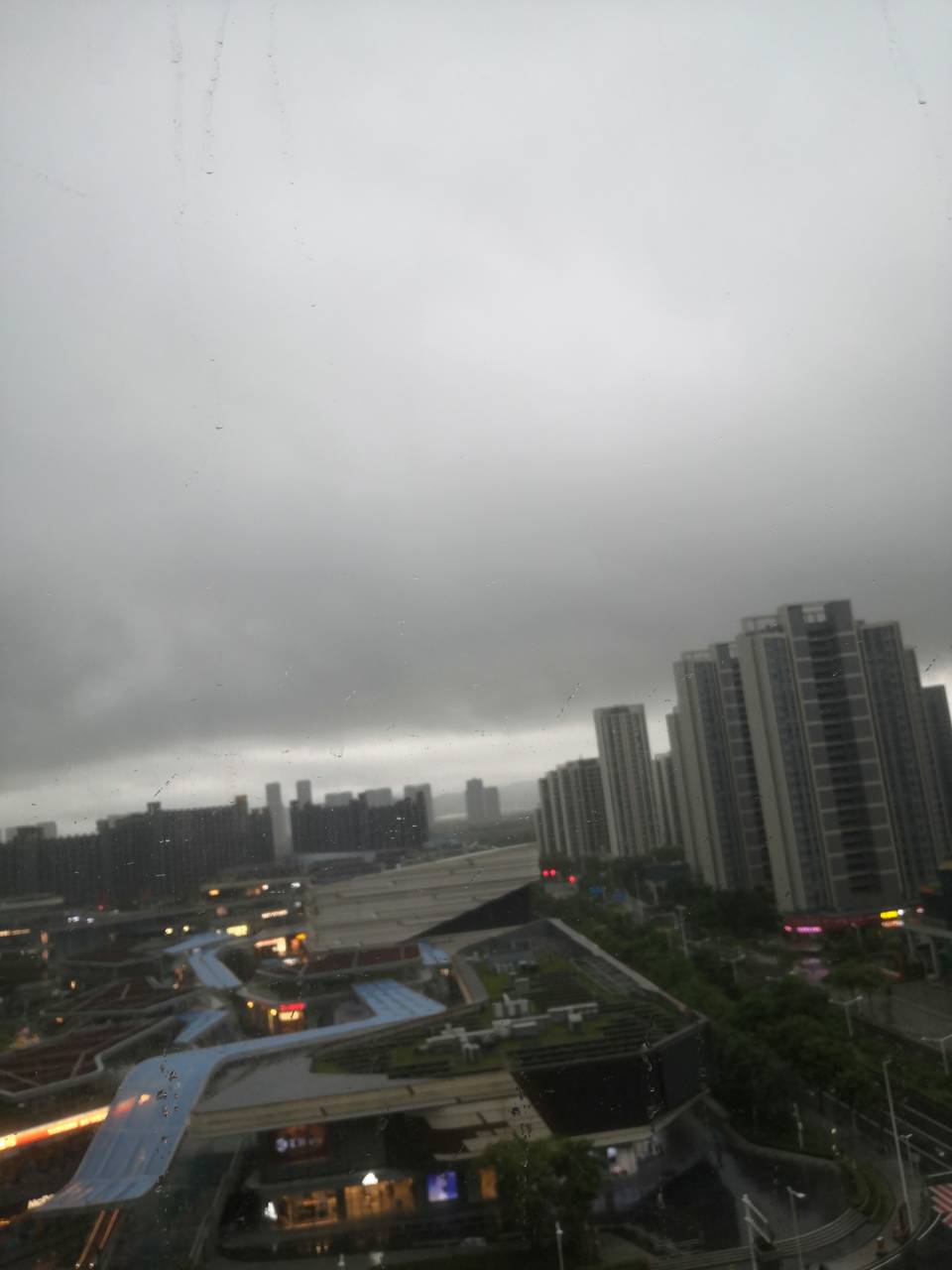 台风来了搞得像晚上一样

79 / 作者:卡卡180 / 