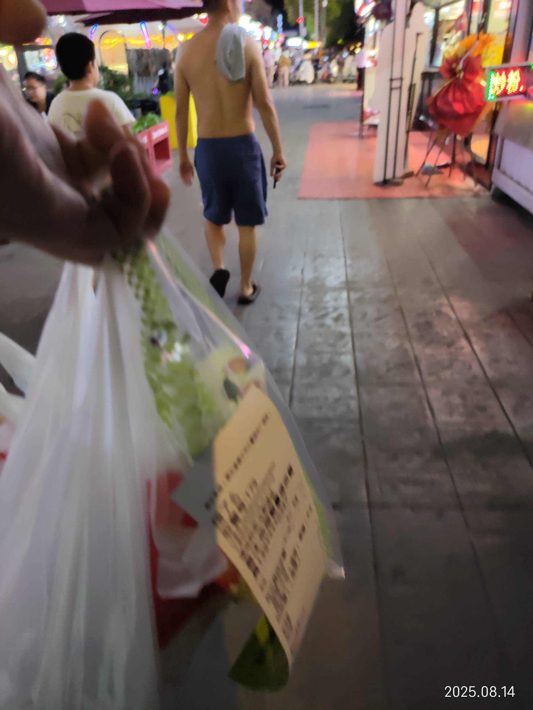 挂比仔深夜还在跑众包



64 / 作者:小风追云 / 