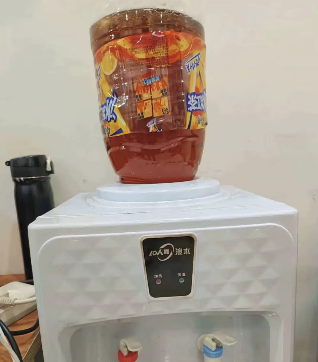 刚刚吃华莱士刚打开咬了一口一股腐肉味，然后我在闻了闻又没有那股味，吃了几口用手挡29 / 作者:季伯长 / 