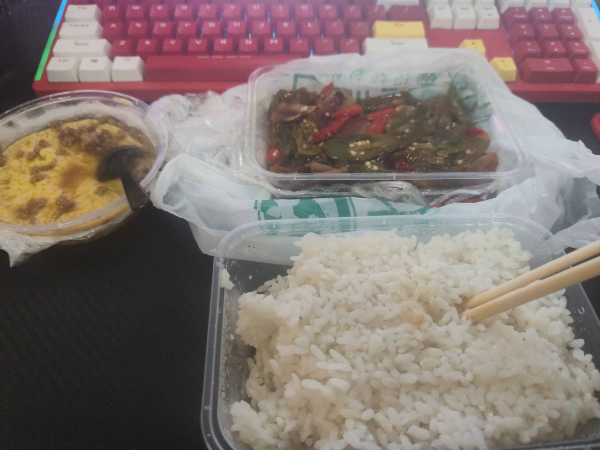 给我展示下你们今晚的菜系老哥们，太热了没胃口  找找食欲

6 / 作者:落花跌入春梦里 / 