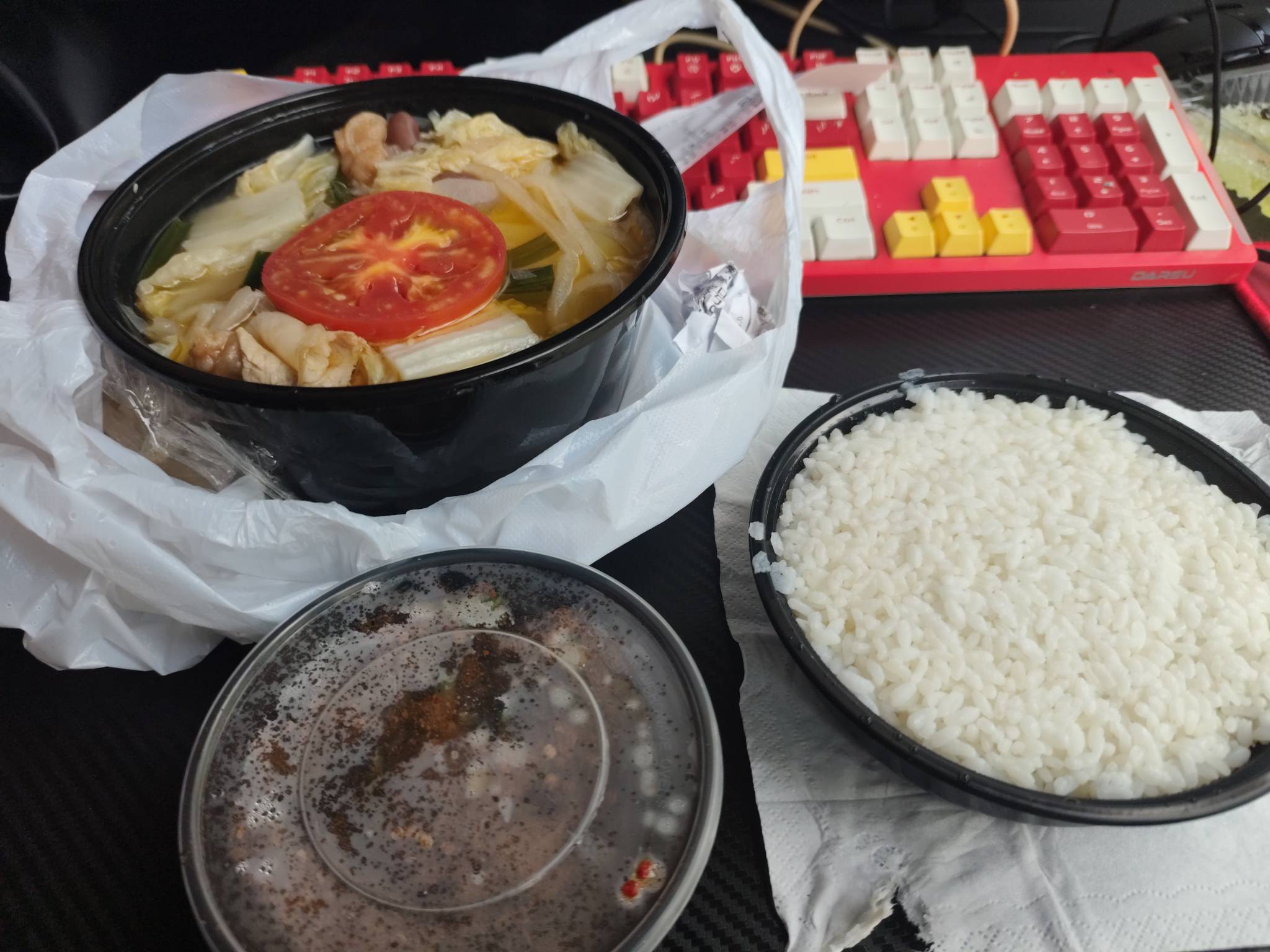 给我展示下你们今晚的菜系老哥们，太热了没胃口  找找食欲

47 / 作者:落花跌入春梦里 / 