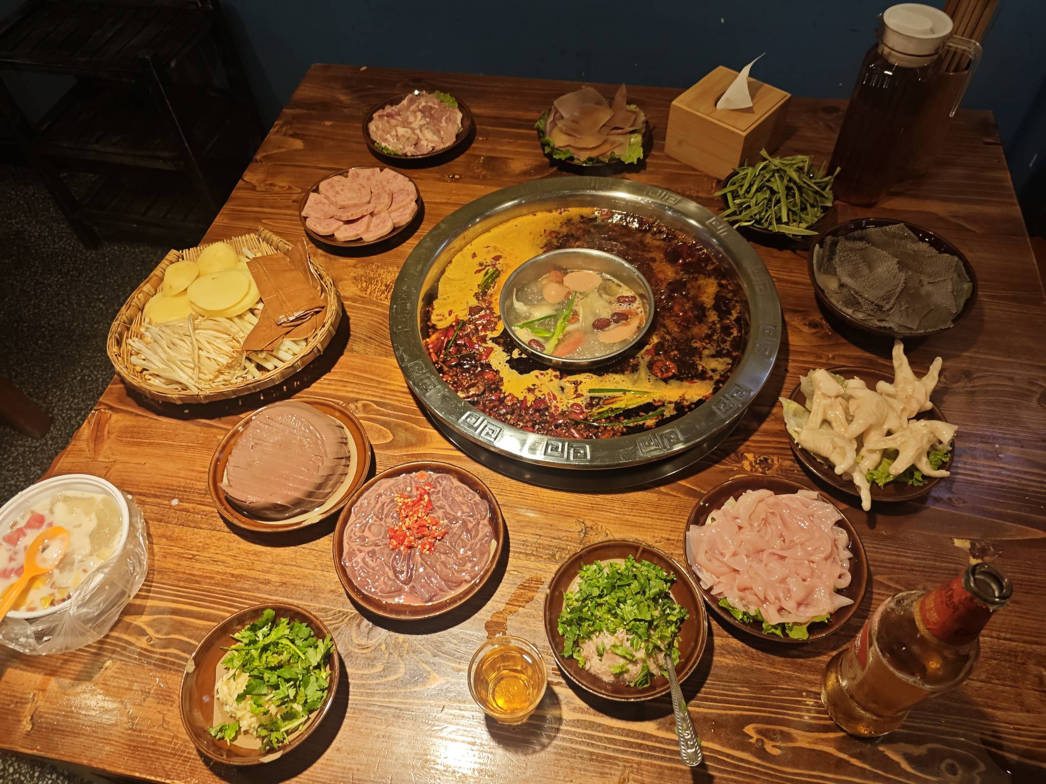老哥们吃饭了，下班吃火锅，今天挣500毛，拿出来一百多吃火锅美滋滋

48 / 作者:曾经遗忘的角落 / 