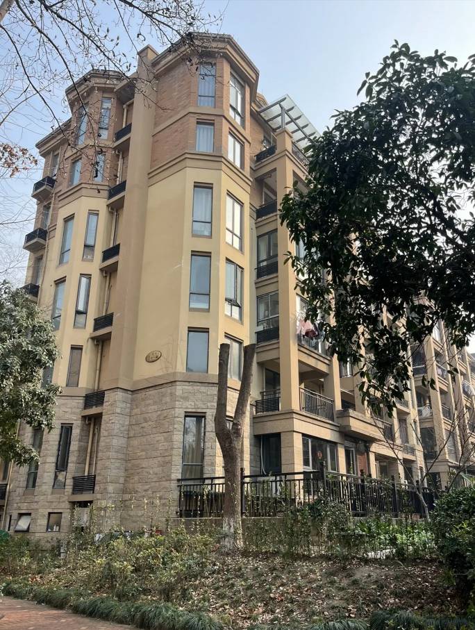 下个月就要和女朋友见面了，买这栋楼给女朋友做礼物合适吗？老哥们，人生第2个女朋友50 / 作者:饿得浑身发抖哦 / 