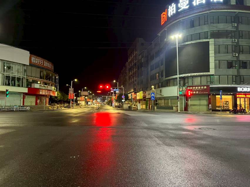 每次凌晨四点多出来摆摊，总能看见几个精神小伙，精神妹妹，难道他们都不睡觉的吗？

2 / 作者:陪您去看海 / 